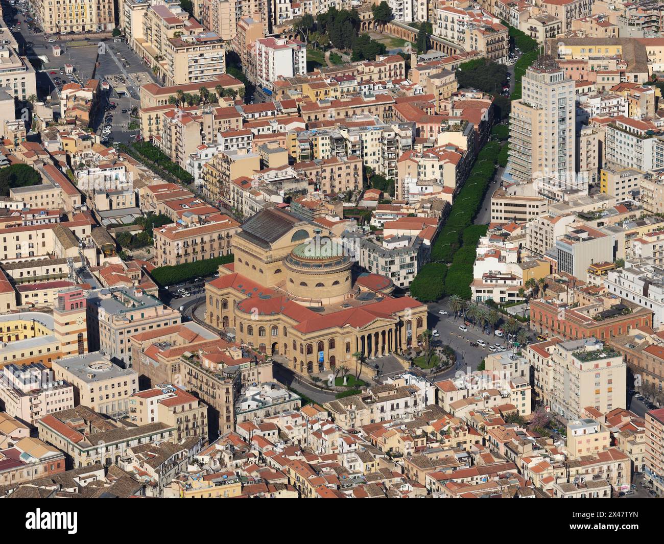 VISTA AEREA. La Cattedrale di Palermo, patrimonio dell'umanità dell'UNESCO. Provincia di Palermo, Sicilia, Italia. Foto Stock