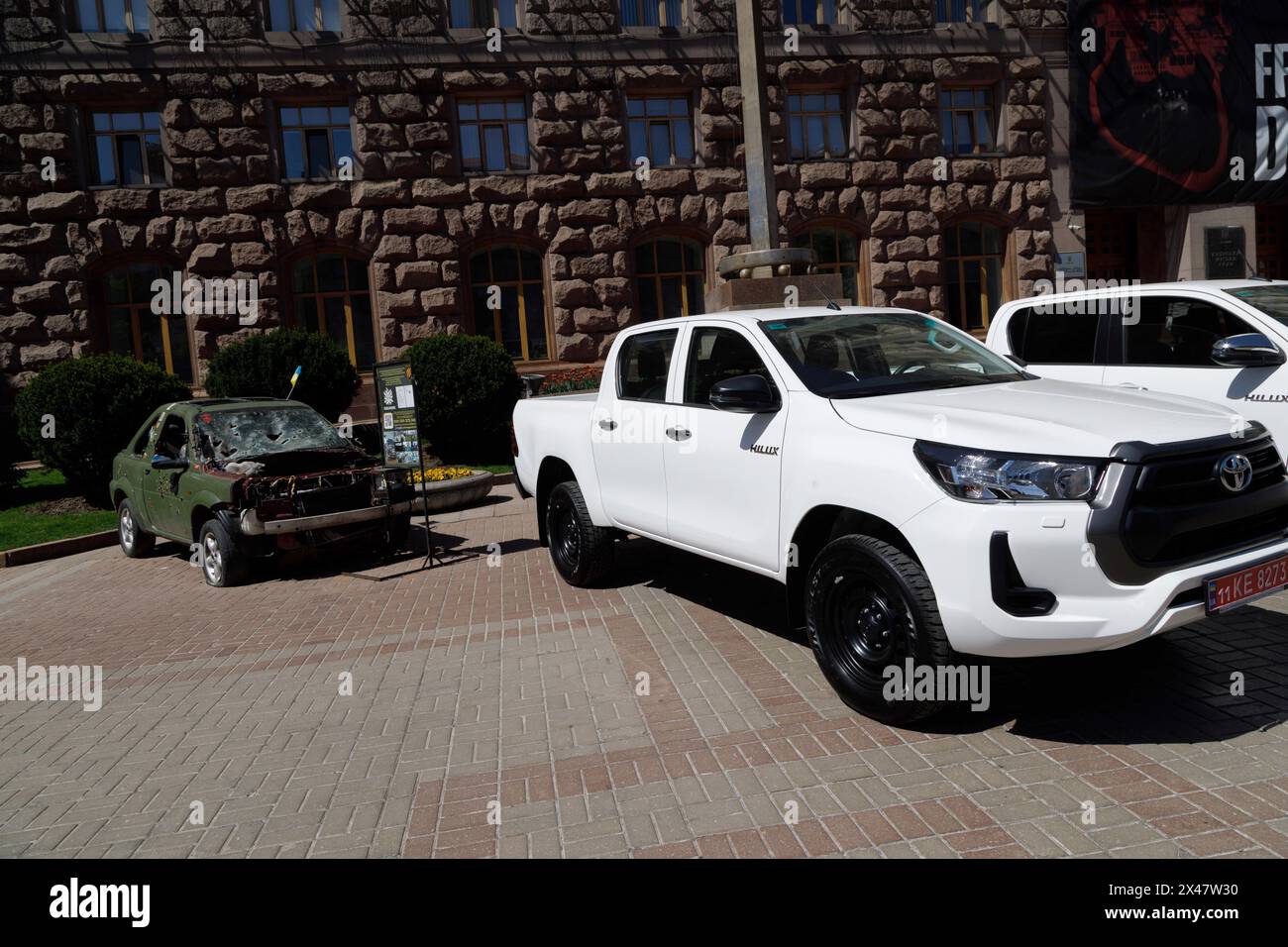 KIEV, UCRAINA - 30 APRILE 2024 - nuovi Toyota Hilux SUV acquistati dalla capitale per i soldati della 3a brigata d'assalto separata delle forze terrestri, al di fuori dell'amministrazione statale della città di Kiev, Kiev, capitale dell'Ucraina. Foto Stock