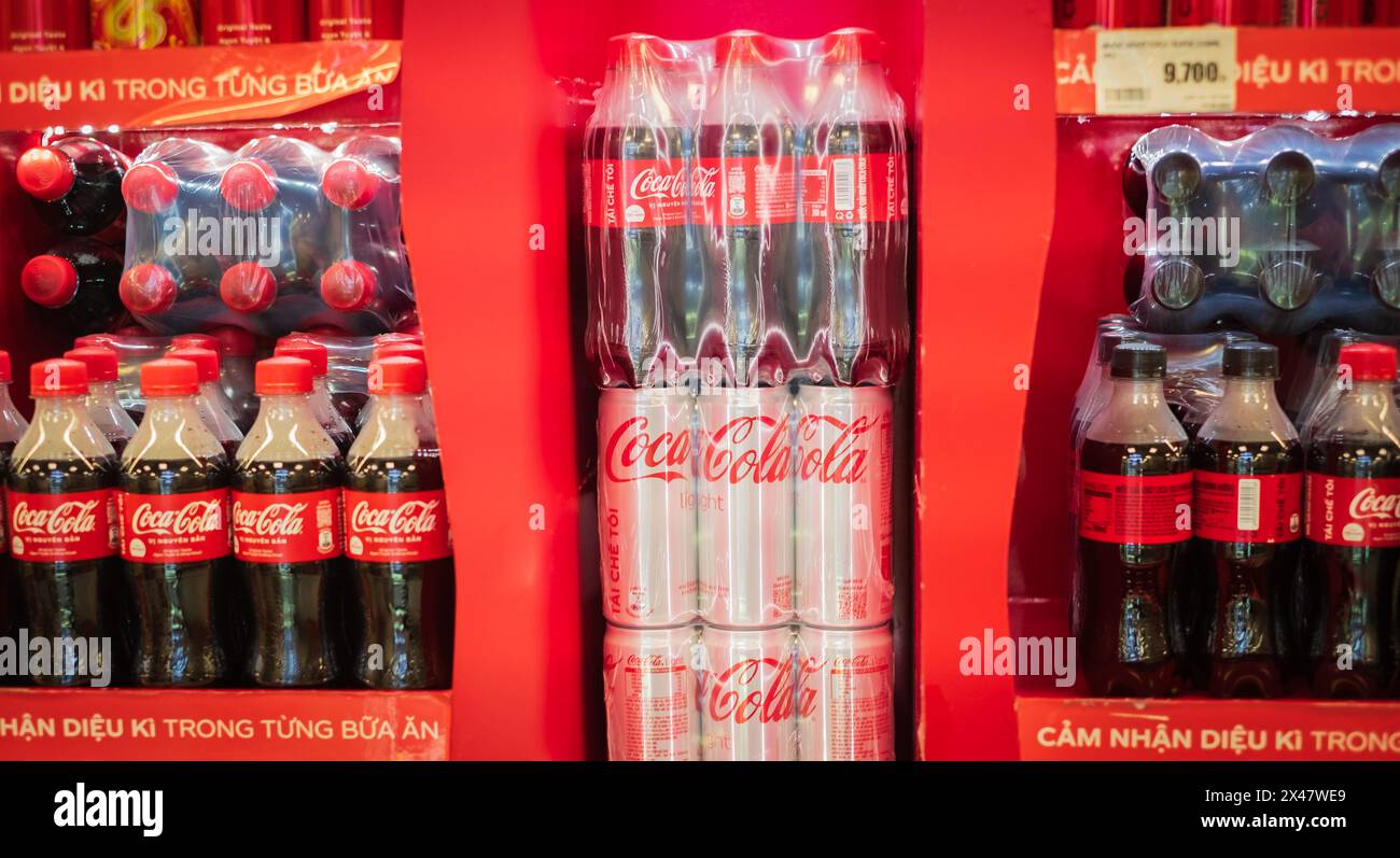 Coca cola in bottiglie di plastica in Vietnam. Gusto originale. Bevanda analcolica. La Coca-Cola è una bevanda analcolica gassata con un sapore di cola prodotta dalla Coca-Cola Foto Stock