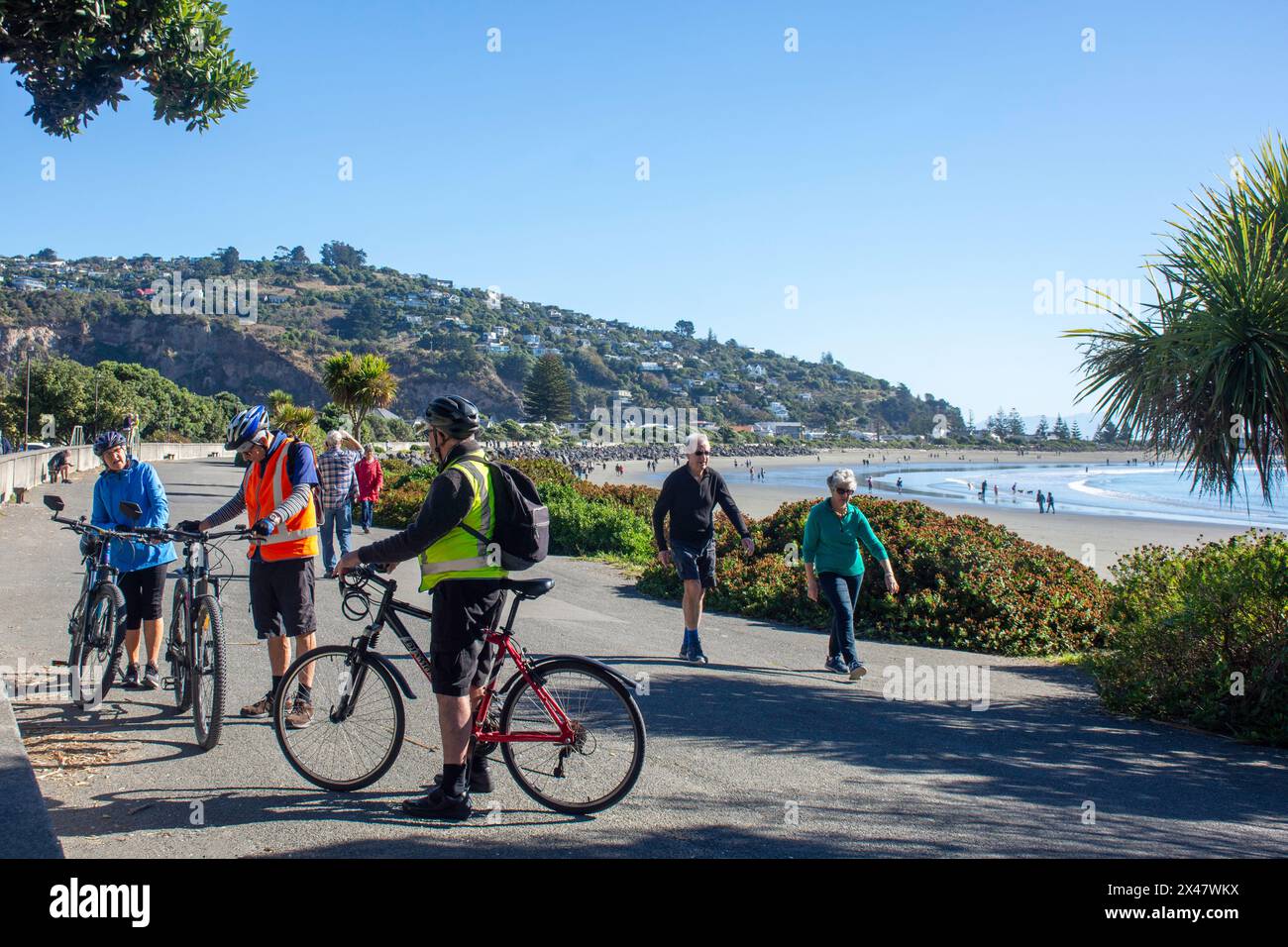 Ciclisti e camminatori sull'Esplanade, Scarborough, Christchurch (Ōtautahi), Canterbury, nuova Zelanda Foto Stock