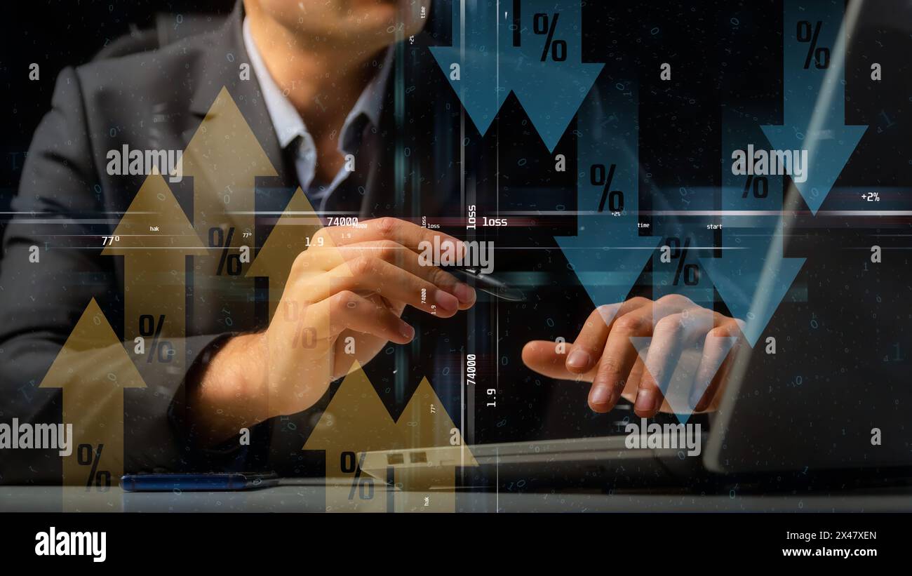 Un uomo d'affari tocca uno schermo trasparente su cui viene visualizzata una mappa del mondo su cui sono visualizzate le frecce blu e gialle con percentuale Foto Stock