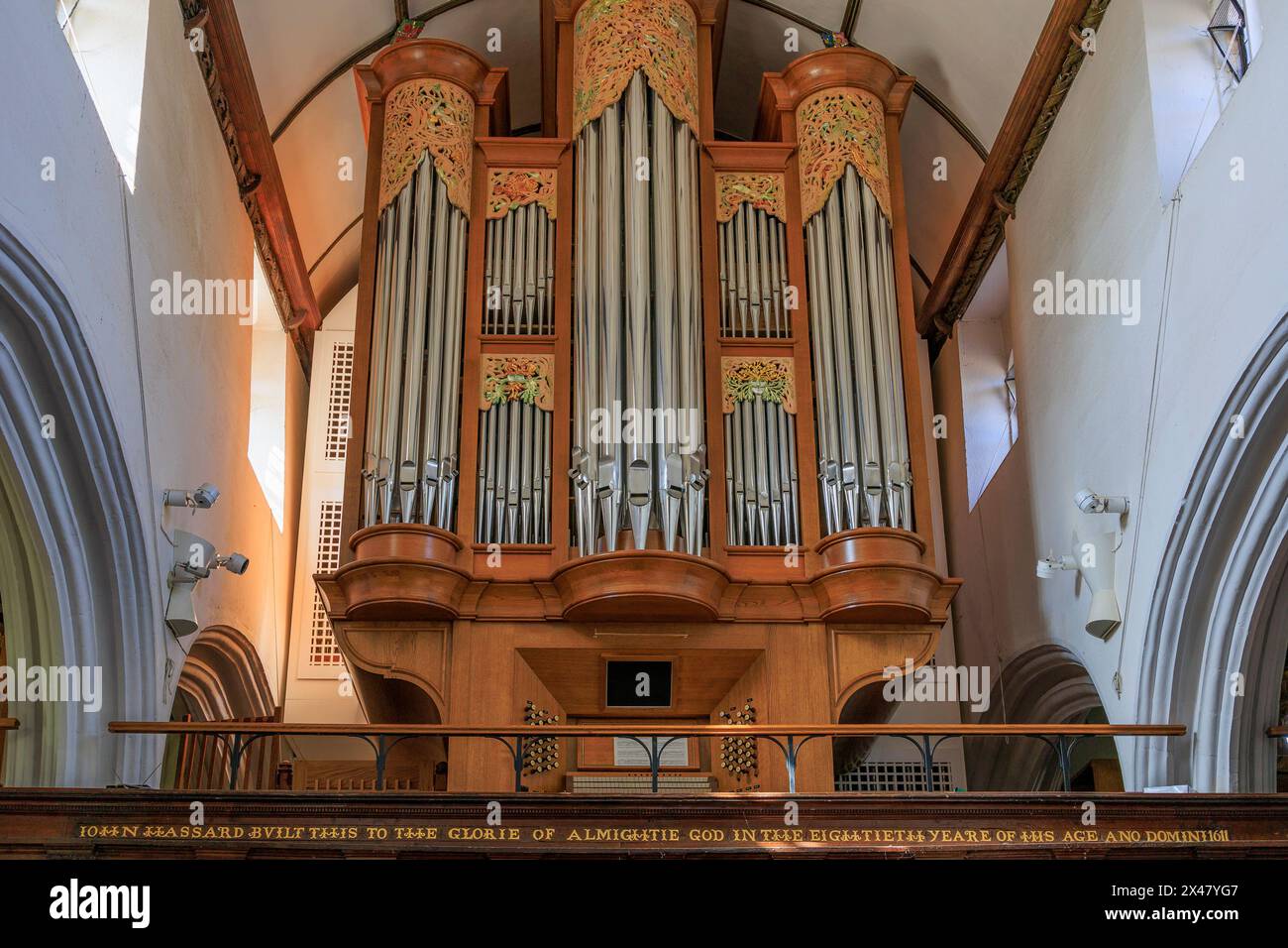 Un ottimo esempio di organo costruito da Anton Skrabl della Slovenia all'interno della chiesa parrocchiale di San Michele Arcangelo, Lyme Regis, Dorset, Inghilterra, Regno Unito Foto Stock