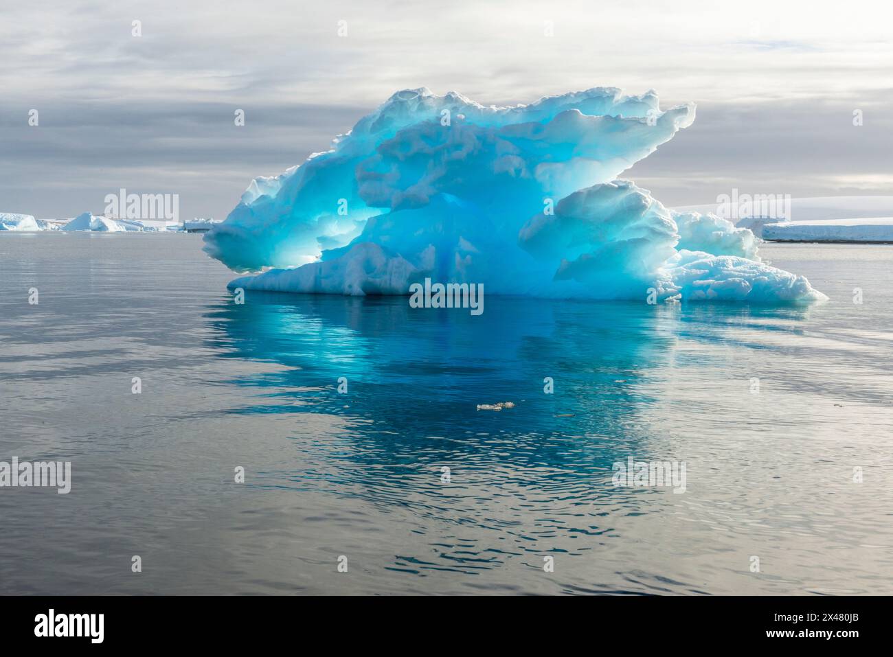 Passaggio francese, Antartide. Bellissimo iceberg nelle acque del passaggio francese. Foto Stock