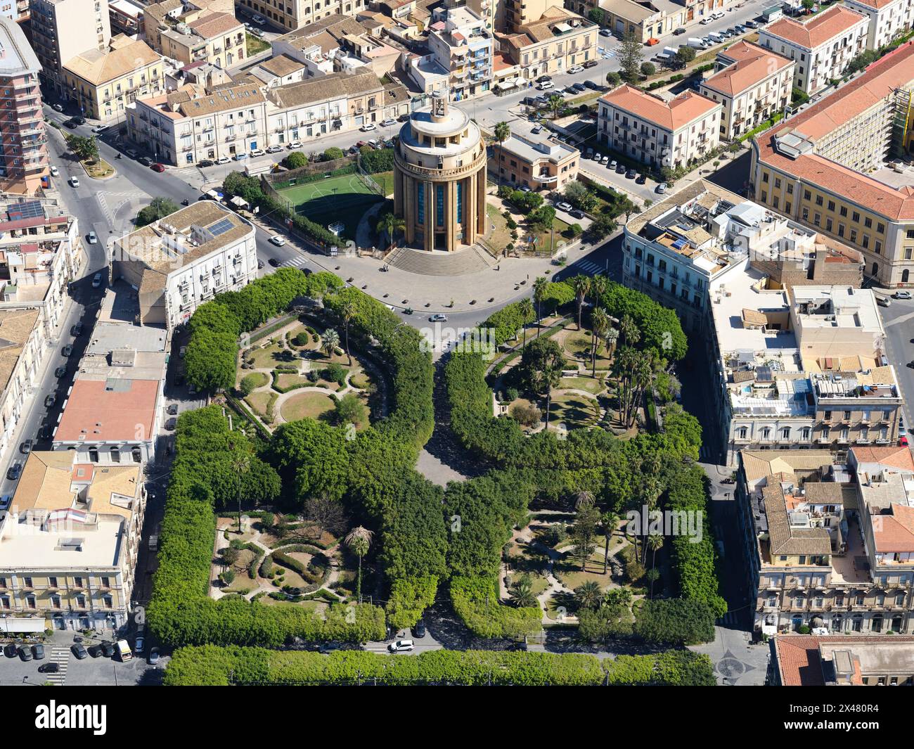 VISTA AEREA. La Chiesa di San Tommaso in Piazza Pantheon nella città di Siracusa. Provincia di Siracusa, Sicilia, Italia. Foto Stock
