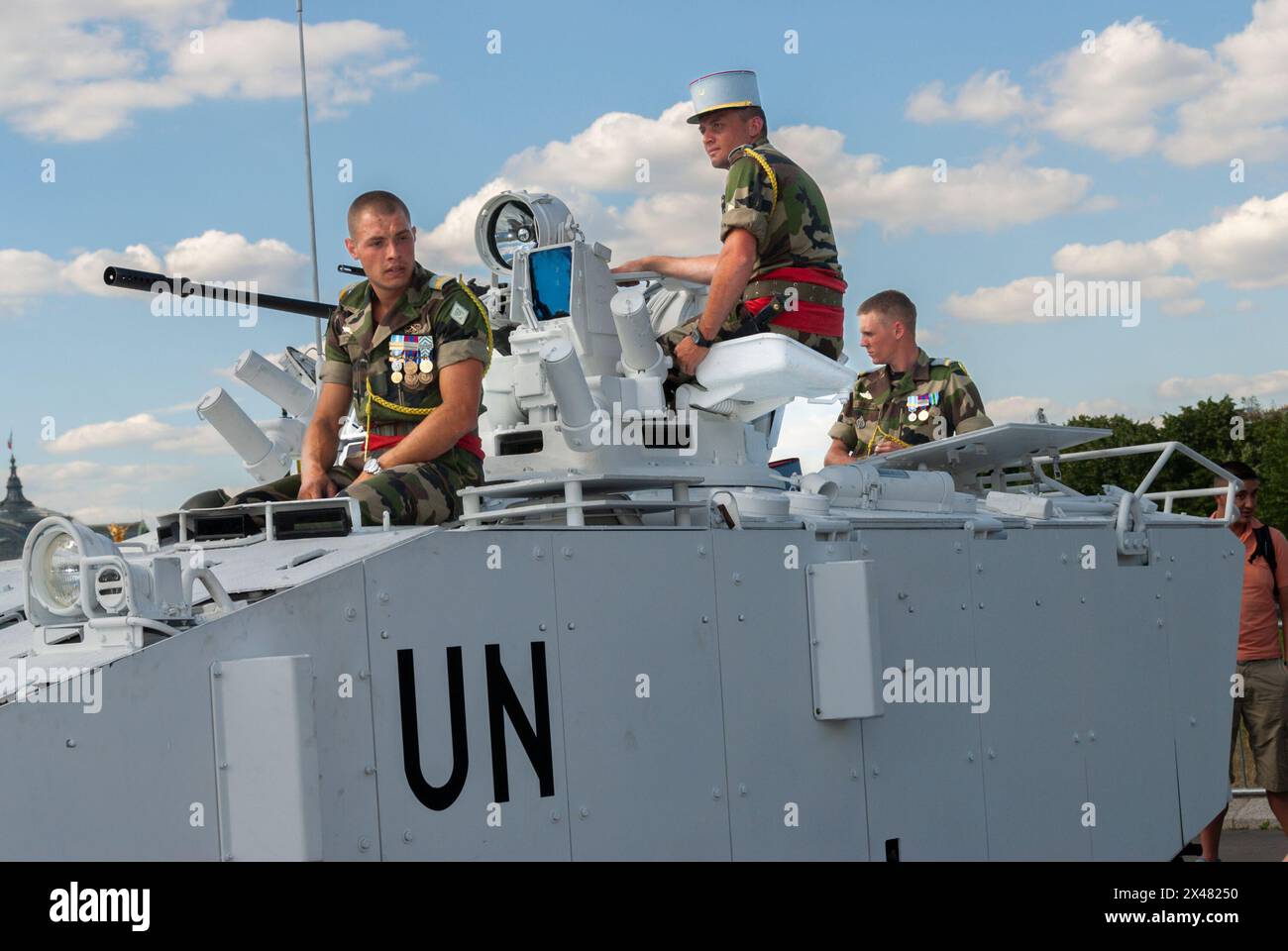 Parigi, Francia, gruppo, uomini, eventi pubblici, festa nazionale, Festa della Bastiglia, 14 luglio, forze armate francesi, soldati delle Nazioni Unite, serbatoio Foto Stock