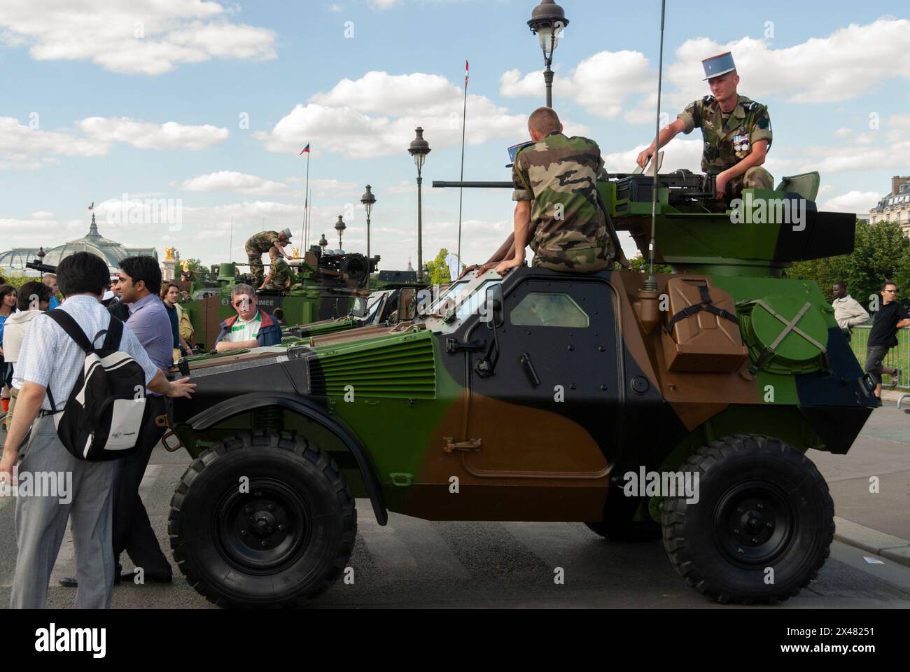 Parigi, Francia, gruppo di persone, soldati, eventi pubblici, festa Nazionale, Festa della Bastiglia, 14 luglio, incontro delle persone con i militari francesi, Invalides Foto Stock