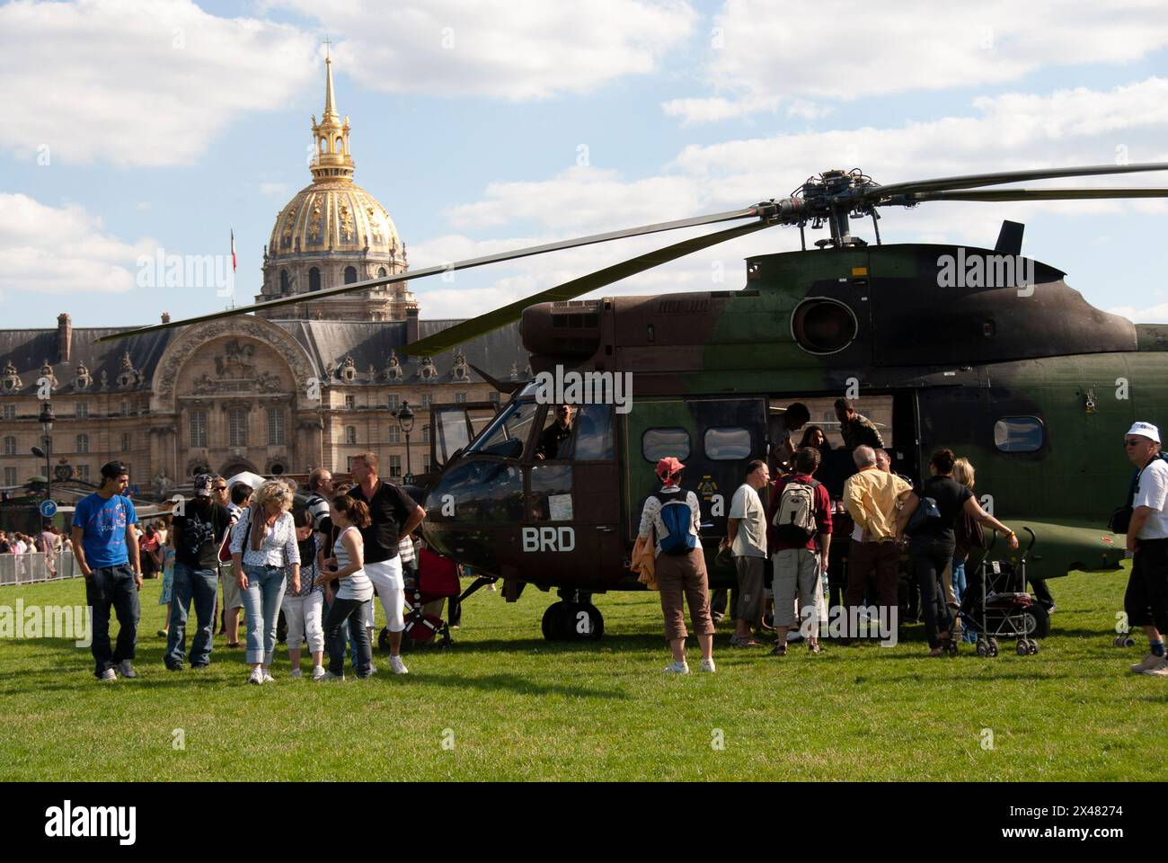 Parigi, Francia, folla di persone, eventi pubblici, giornata nazionale, giorno della Bastiglia, 14 luglio, incontro dei militari francesi in Piazza pubblica, Invalides Foto Stock