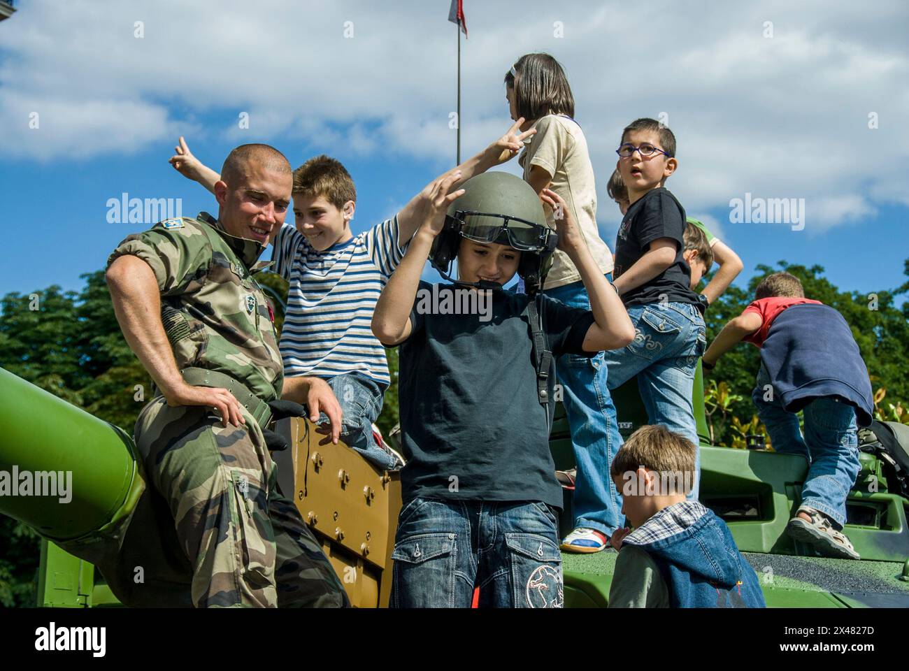 Parigi, Francia, eventi pubblici di gruppo, Festa Nazionale, Festa della Bastiglia, 14 luglio, persone che incontrano i militari francesi moderni soldati francesi Foto Stock