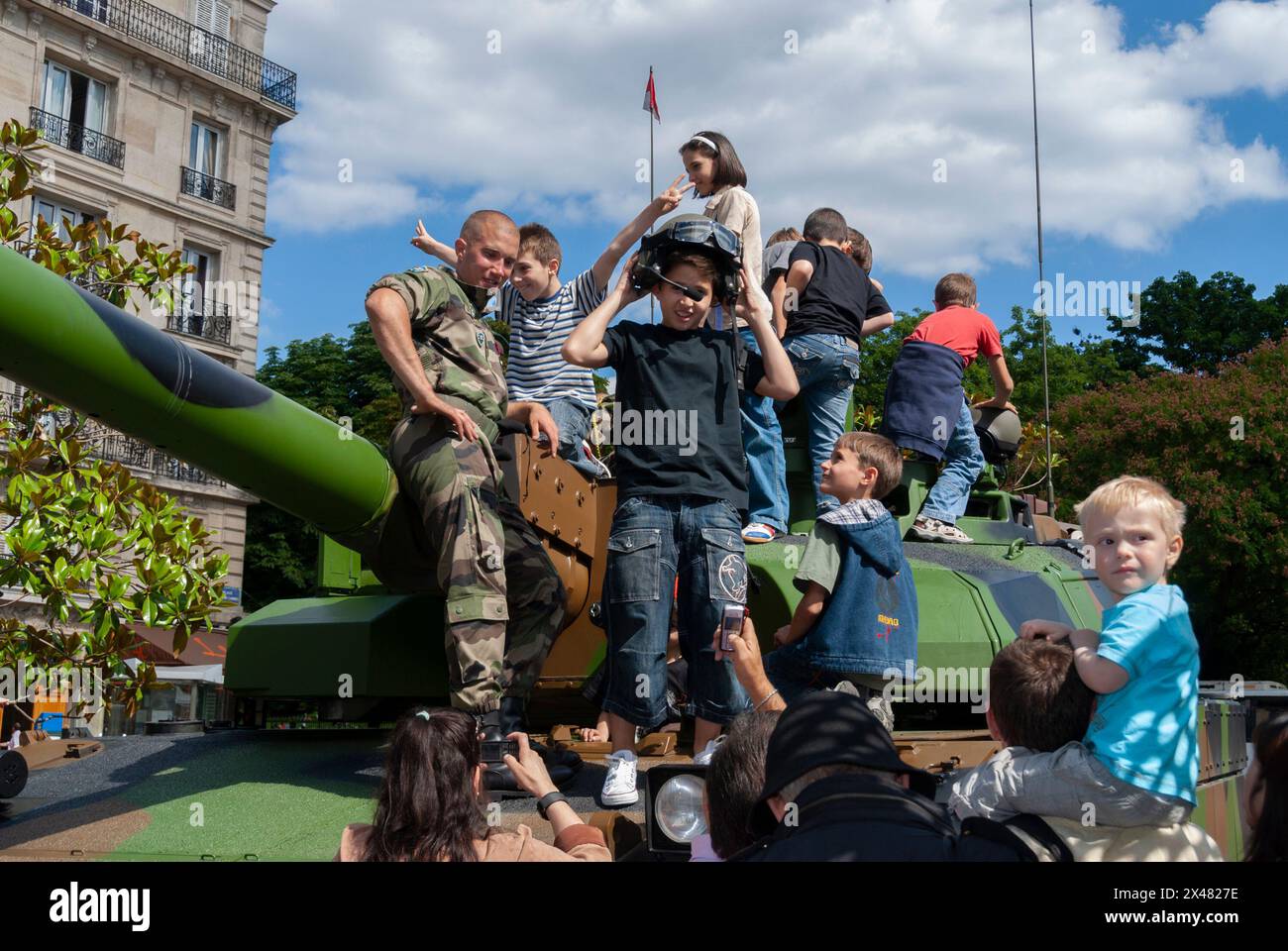 Parigi, Francia, eventi pubblici, Festa Nazionale, Festa della Bastiglia, 14 luglio, persone che incontrano i militari francesi moderni soldati francesi Foto Stock