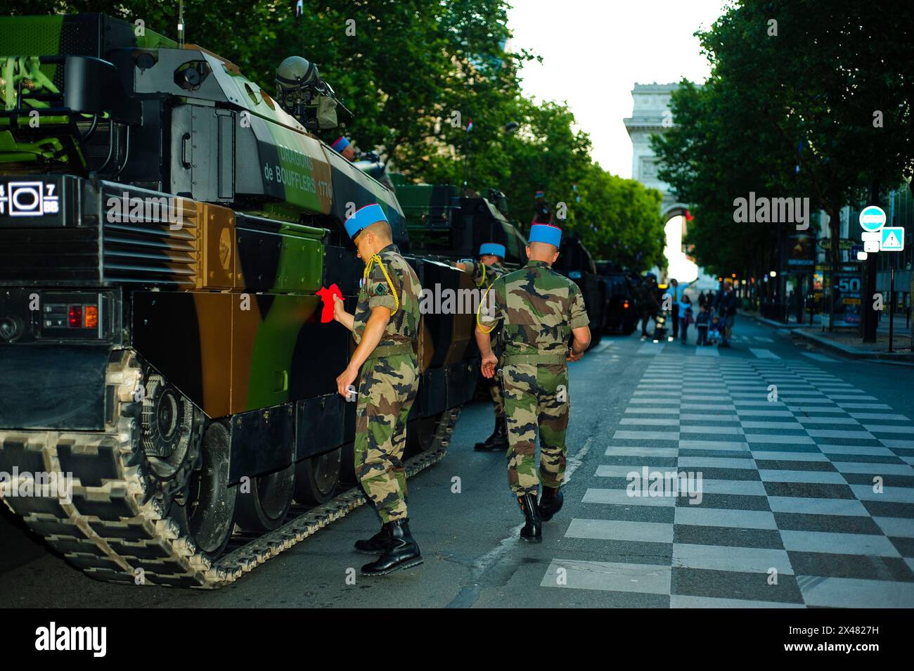 Parigi, Francia, eventi pubblici, Bastille Day celebrazione xiv di luglio parata militare, sul Champs-Elysees. L esercito francese uomo serbatoio di preparazione per la parata. Foto Stock