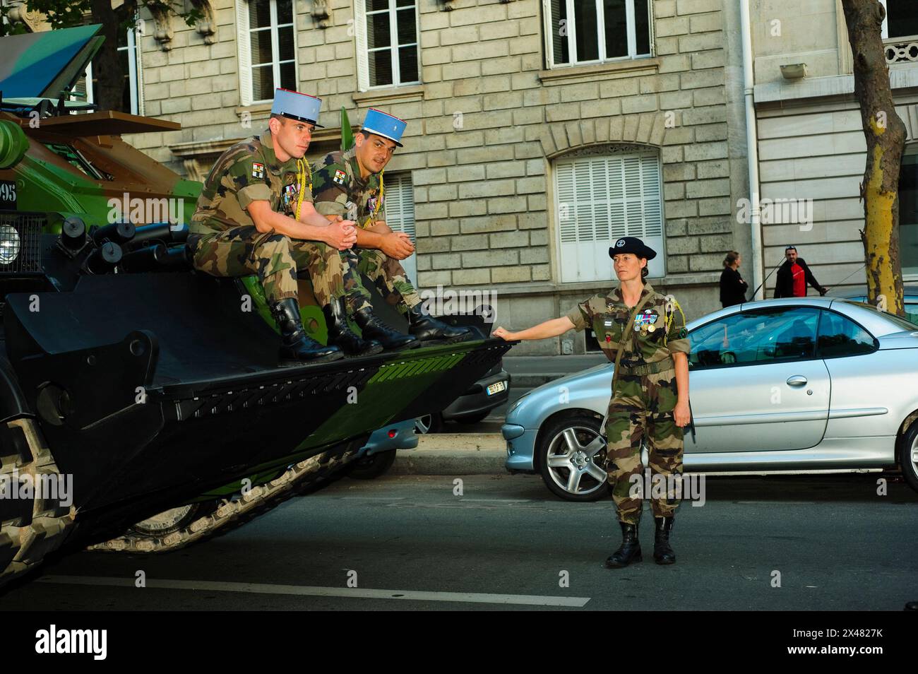 Parigi, Francia, eventi pubblici, Festa della Bastiglia 14 luglio Parata militare, sugli Champs-Elysees. I soldati dell'esercito francese parlano, Tank Foto Stock