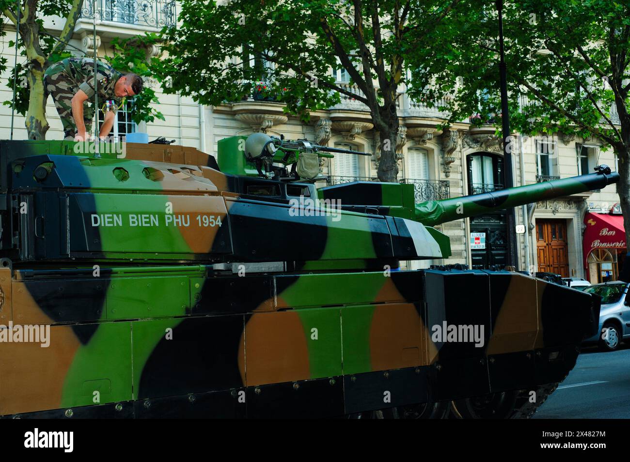 Parigi, Francia, eventi pubblici, Bastille Day celebrazione xiv di luglio parata militare, sul Champs-Elysees. L esercito francese uomo serbatoio di preparazione per la parata. Foto Stock