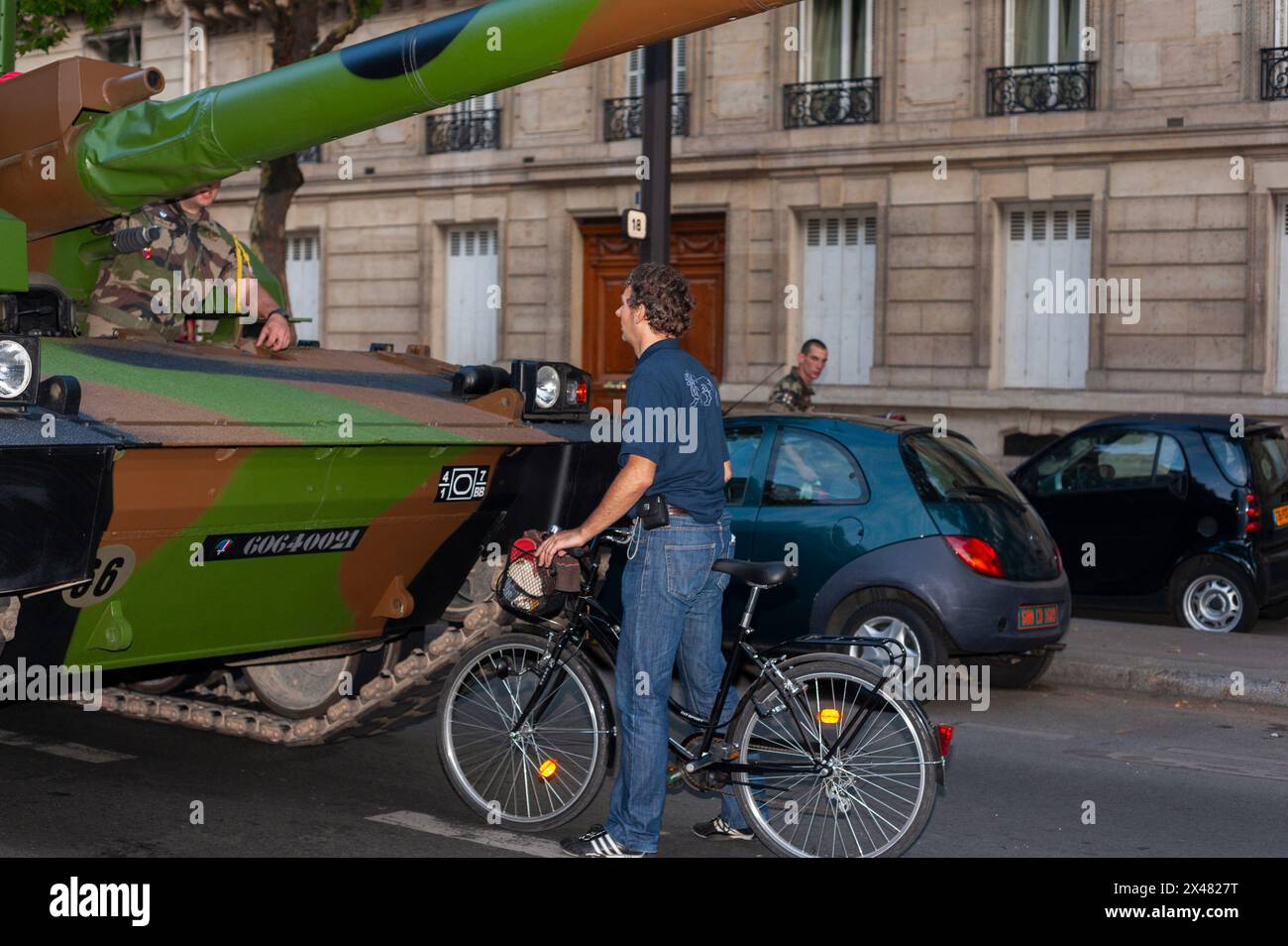 Parigi, Francia, eventi pubblici, Festa della Bastiglia 14 luglio Parata militare, sugli Champs-Elysees. Uomo dell'esercito francese, in bici, che parla con Tank Foto Stock