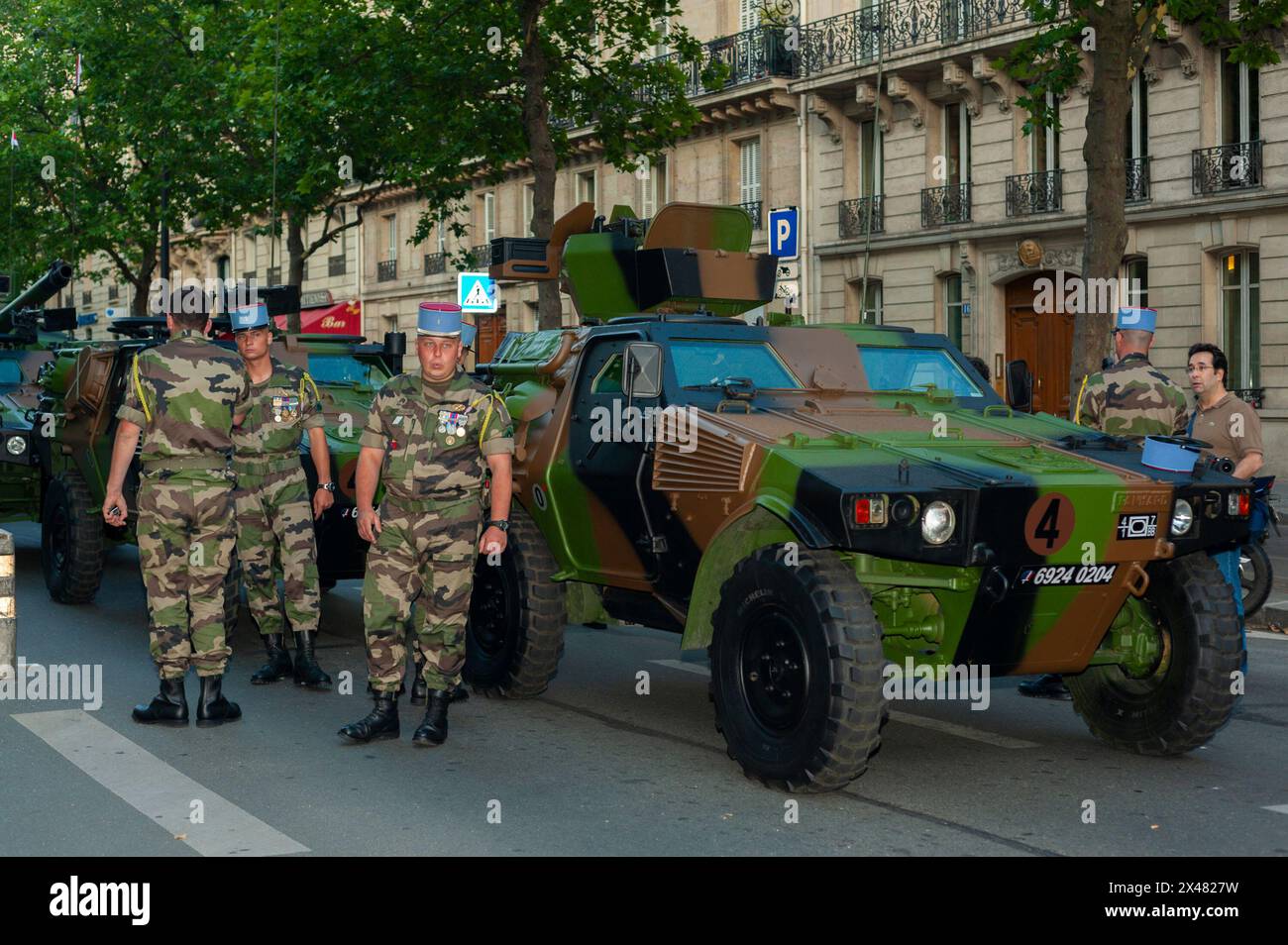 Parigi, Francia, eventi pubblici, Bastille Day celebrazione xiv di luglio parata militare, sul Champs-Elysees. L esercito francese uomo serbatoio di preparazione per la parata. Foto Stock
