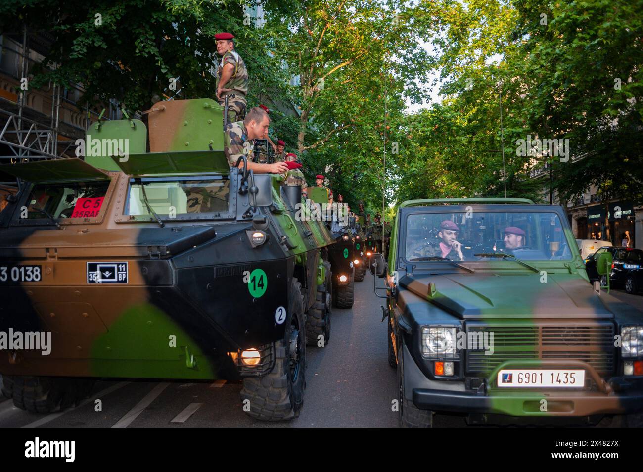Parigi, Francia, eventi pubblici, Bastille Day celebrazione xiv di luglio parata militare, sul Champs-Elysees. L esercito francese uomo serbatoio di preparazione per la parata. Foto Stock