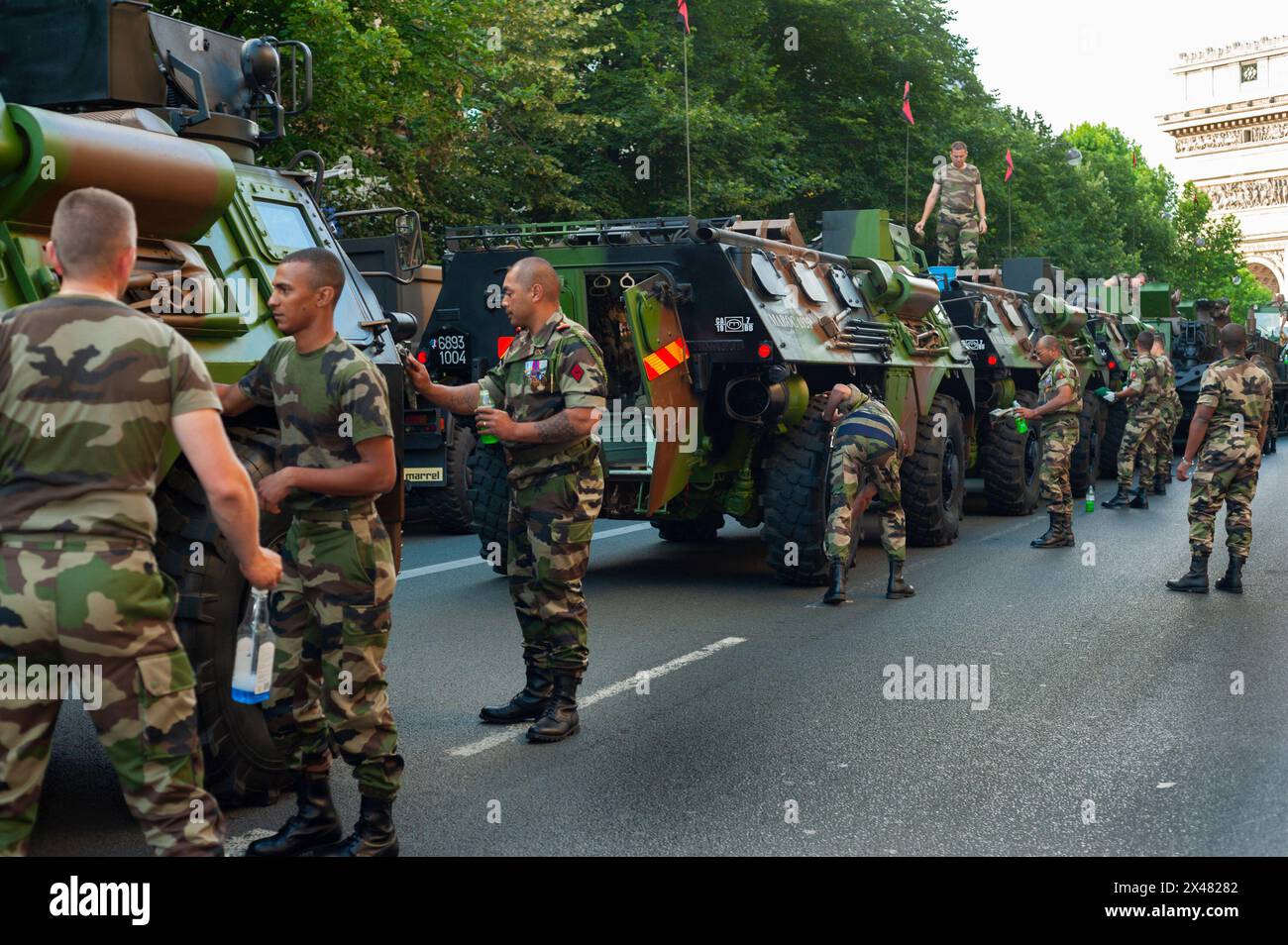 Parigi, Francia, eventi pubblici, Festa della Bastiglia 14 luglio Parata militare, sugli Champs-Elysees. Uomo dell'esercito francese che prepara Tank ai giorni nostri Foto Stock