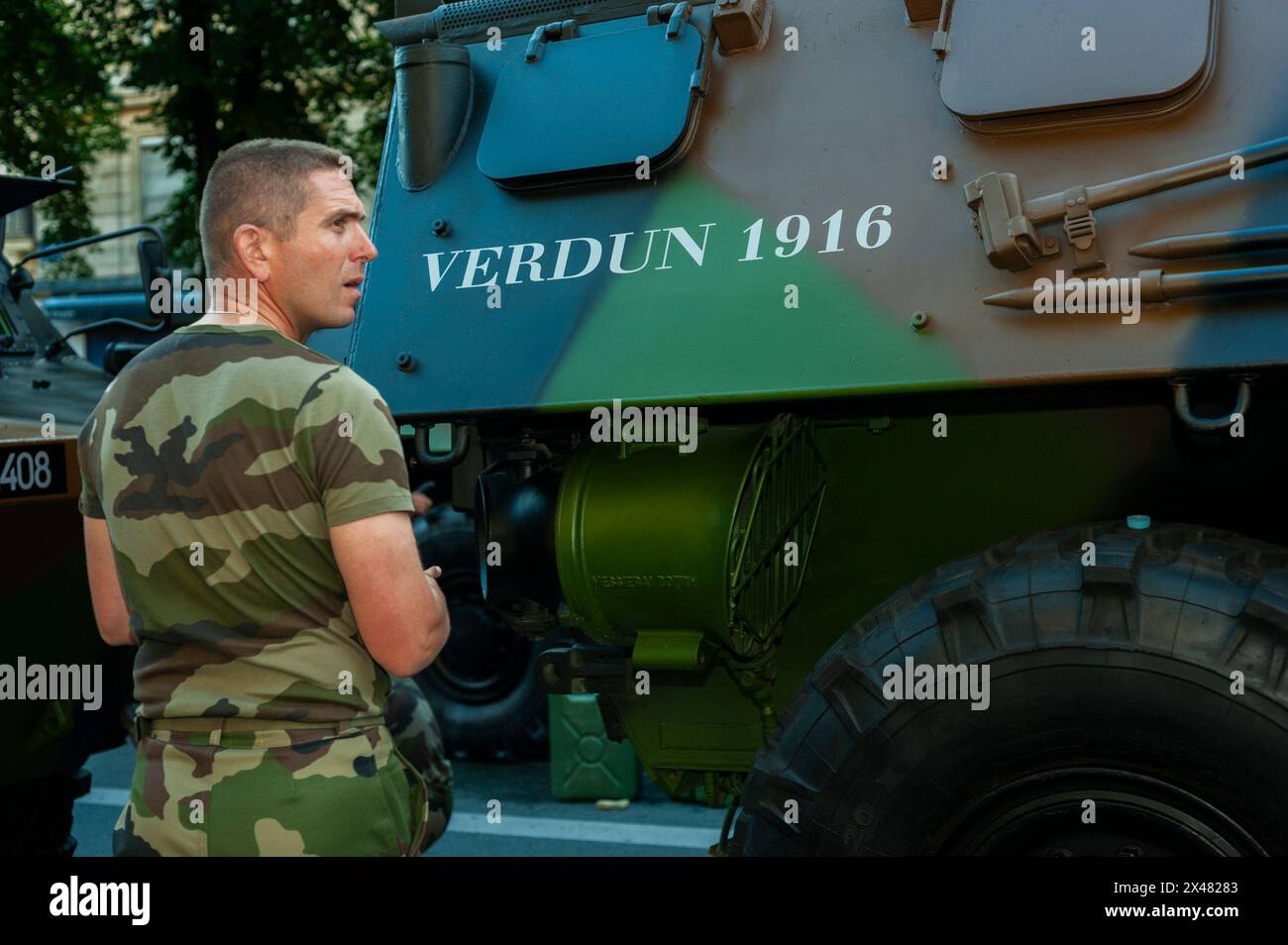 Parigi, Francia, eventi pubblici, Bastille Day celebrazione xiv di luglio parata militare, sul Champs-Elysees. L esercito francese uomo serbatoio di preparazione per la parata. Foto Stock