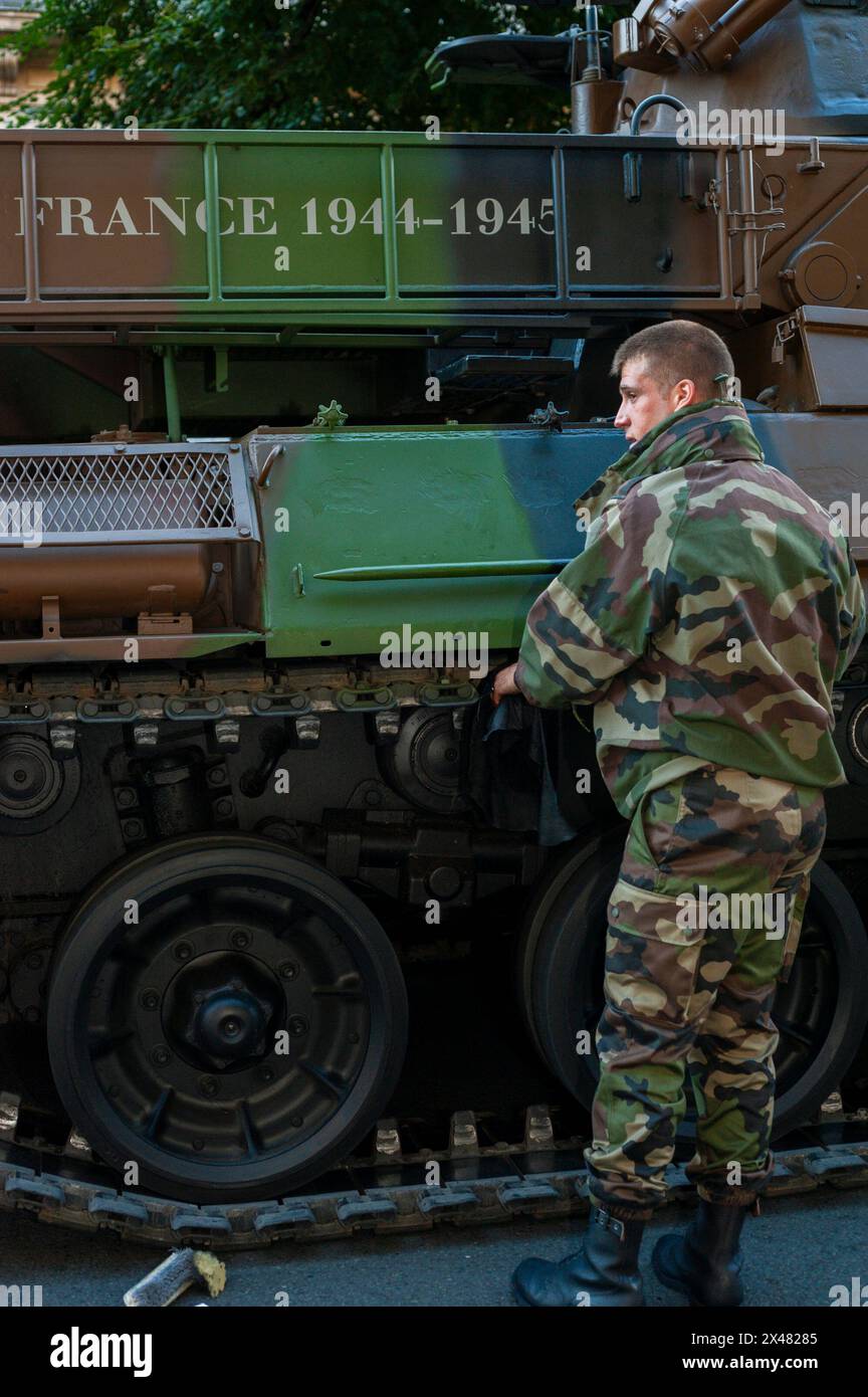 Parigi, Francia, eventi pubblici, Bastille Day celebrazione xiv di luglio parata militare, sul Champs-Elysees. L esercito francese uomo serbatoio di preparazione per la parata. Foto Stock