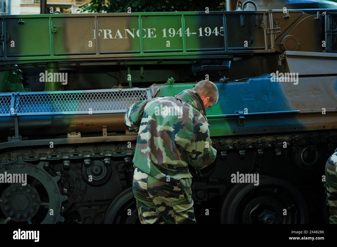 Parigi, Francia, eventi pubblici, Bastille Day celebrazione xiv di luglio parata militare, sul Champs-Elysees. L esercito francese uomo serbatoio di preparazione per la parata. Foto Stock