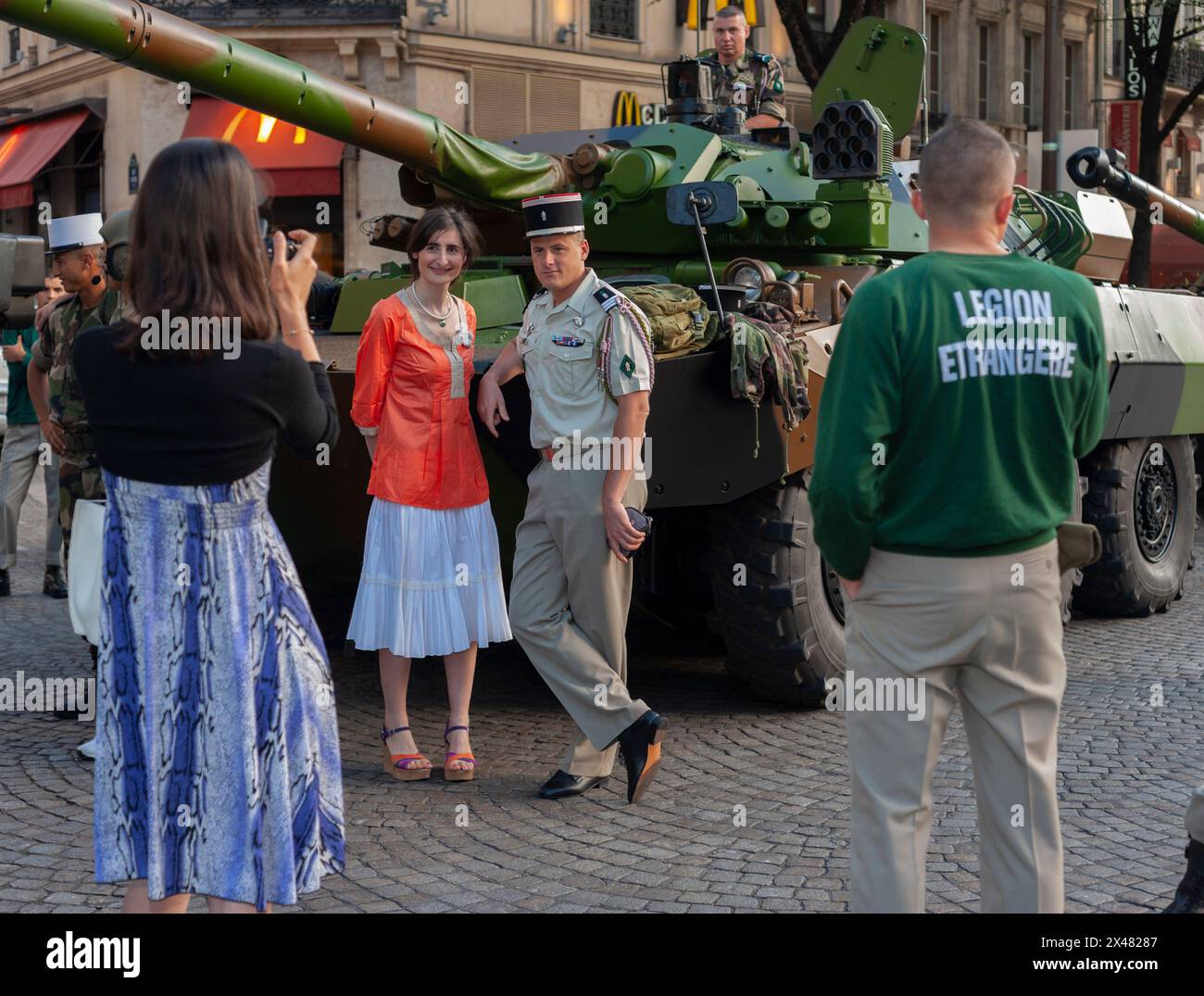Parigi, Francia, gruppo, uomini, scattare foto, eventi pubblici, Festa Nazionale, Festa della Bastiglia, 14 luglio, Tank militare francese Foto Stock