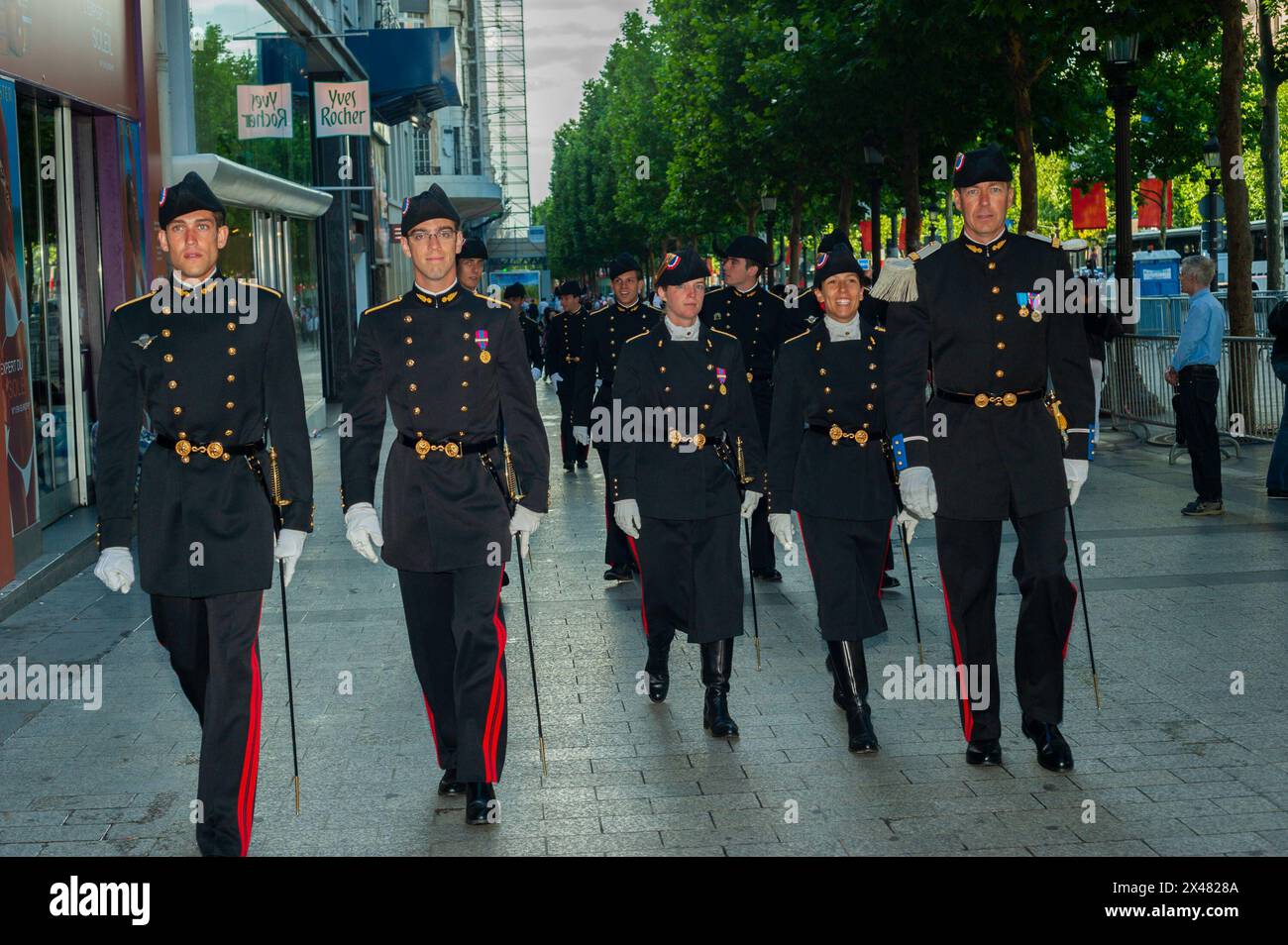 Parigi, Francia, gruppo di persone, eventi pubblici, Festa della Bastiglia 14 luglio Parata militare, sugli Champs-Elysees. Studenti universitari francesi Foto Stock