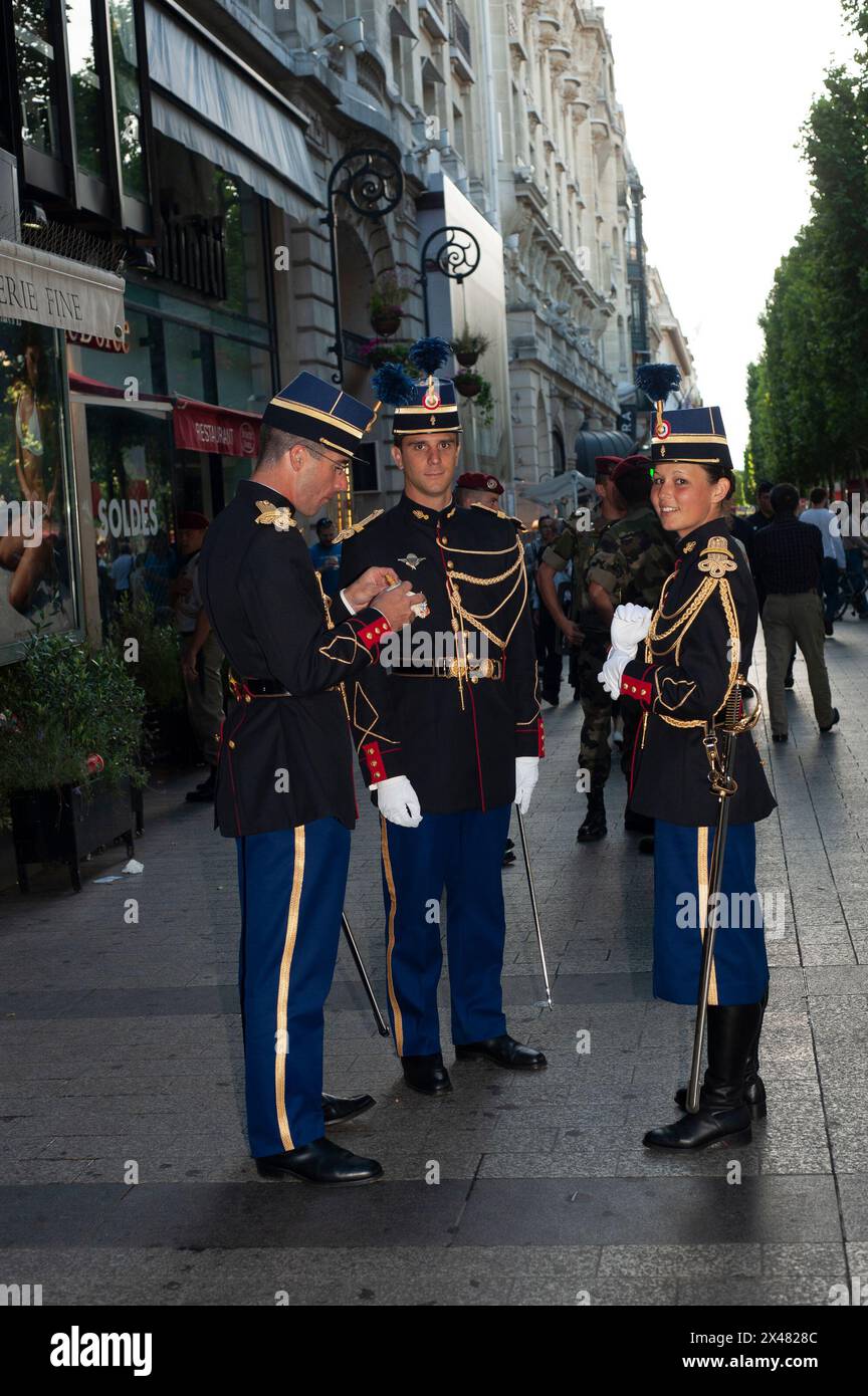 Parigi, Francia, gruppo di persone, eventi pubblici, Festa della Bastiglia 14 luglio Parata militare, sugli Champs-Elysees. Studenti universitari francesi Foto Stock