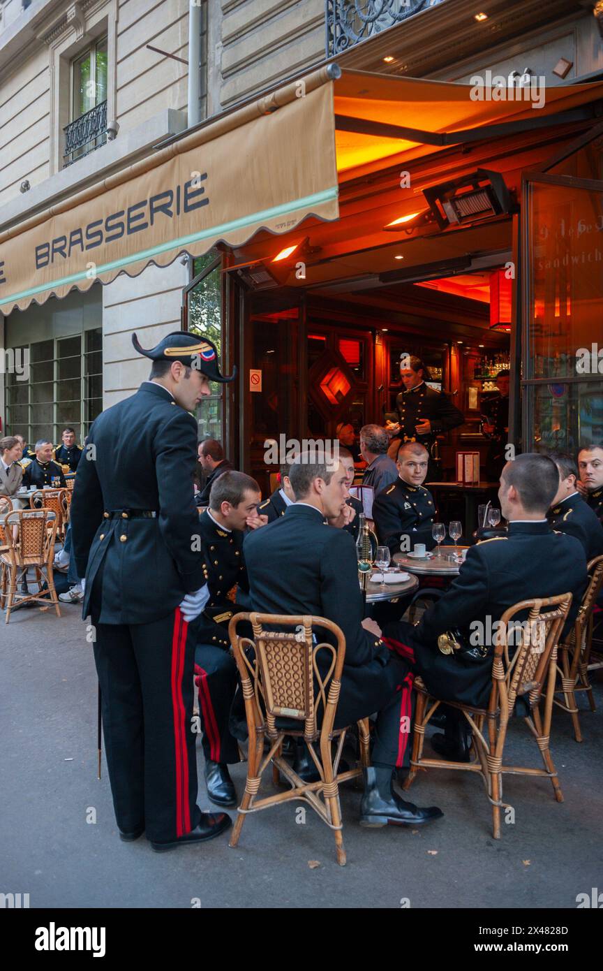 Parigi, Francia, gruppo di persone, eventi pubblici, Festa della Bastiglia 14 luglio Parata militare, sugli Champs-Elysees. Studenti universitari francesi Foto Stock