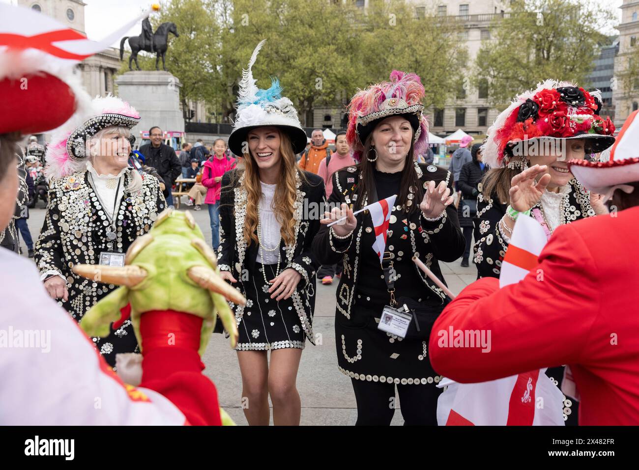 La Festa di San Giorgio Festival in Trafalgar Square, 23 aprile 2024, che include i Re Pearly e le Regine per celebrare il Santo Patrono d'Inghilterra. Foto Stock