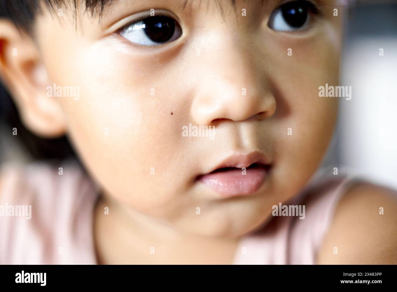 Primo piano di un piccolo ragazzo asiatico con lo sguardo diretto verso il bersaglio. Concetto di vita sana. Foto Stock