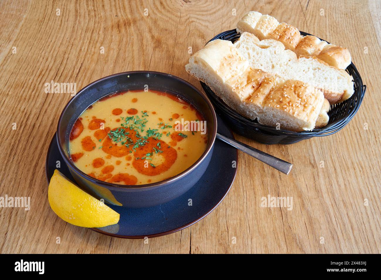 Zuppa di lenticchie o trippa su un tavolo in legno Foto Stock