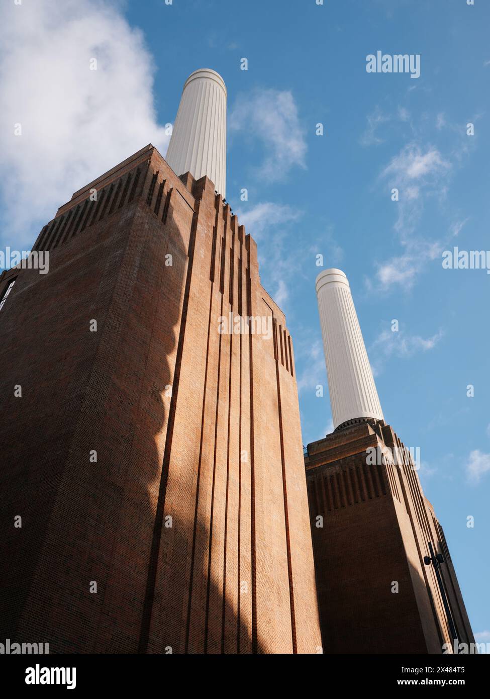 La facciata e i camini della centrale elettrica di Battersea, Nine Elms, Battersea, Londra Inghilterra Regno Unito Foto Stock