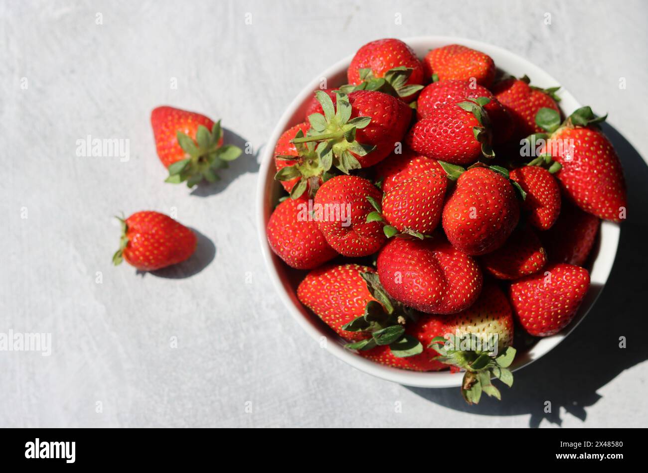Sfondo rosso di fragole mature. Foto ravvicinata della trama delle fragole. Frutti di bosco biologici freschi. Mangiare un concetto fresco. Foto Stock