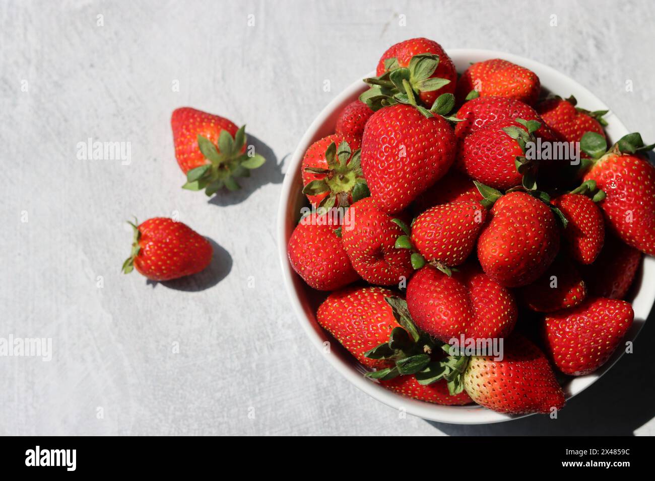 Sfondo rosso di fragole mature. Foto ravvicinata della trama delle fragole. Frutti di bosco biologici freschi. Mangiare un concetto fresco. Foto Stock