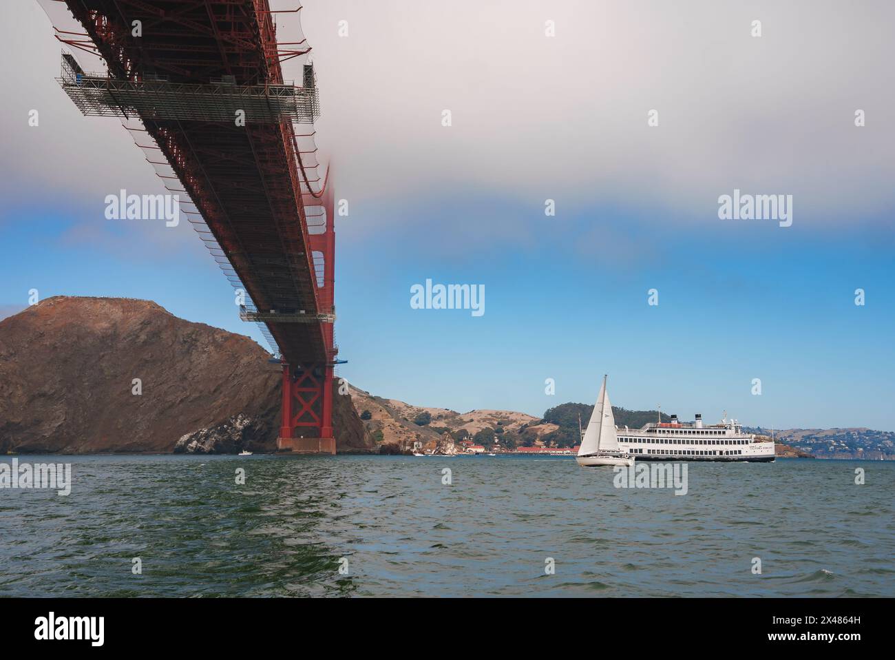 Vista del Golden Gate Bridge da sotto, San Francisco Foto Stock