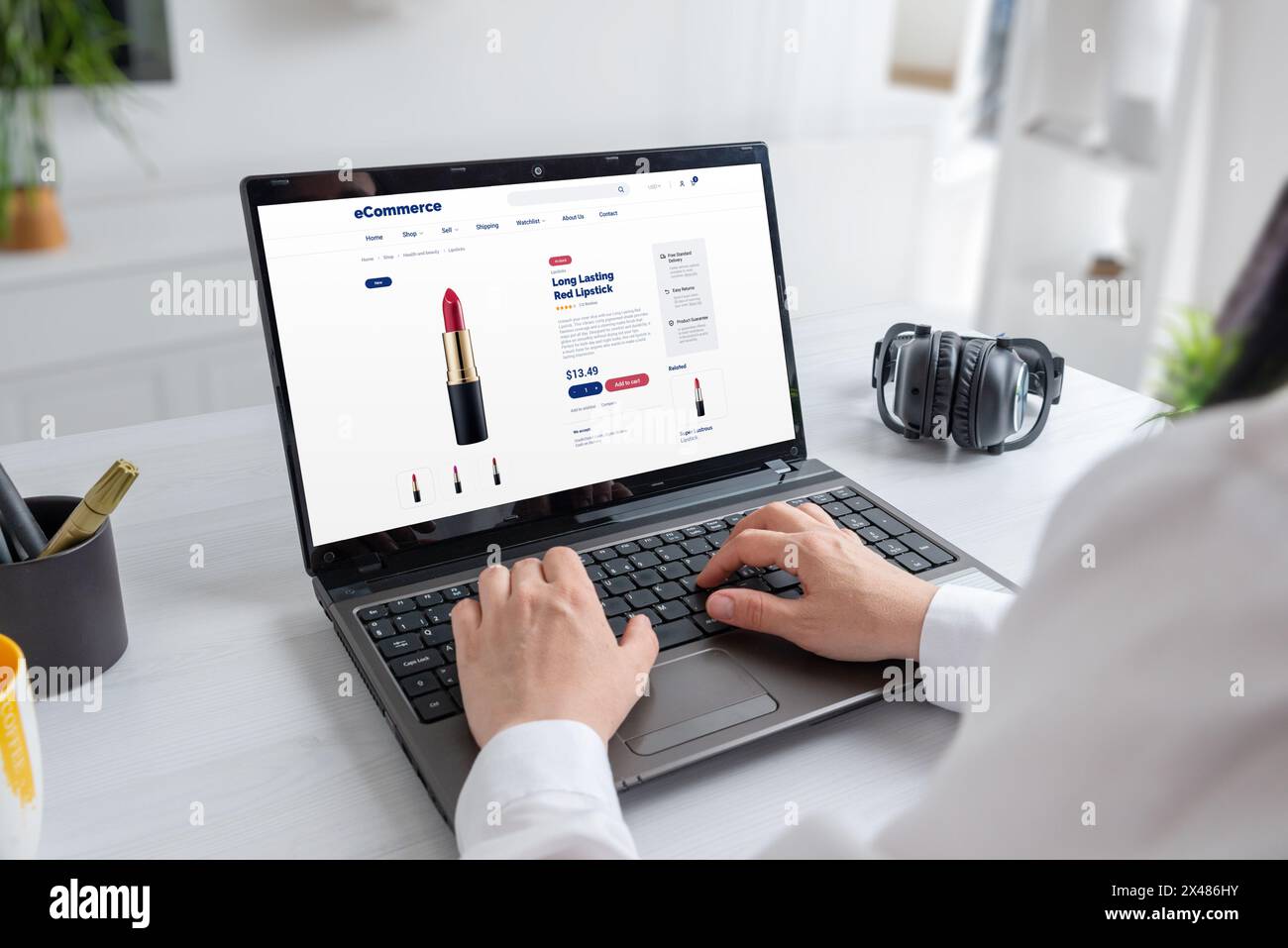 Donna acquista online rossetto rosso a lunga durata dal negozio di cosmetici utilizzando un computer portatile. Shopping di bellezza senza sforzo per labbra audaci e vivaci Foto Stock