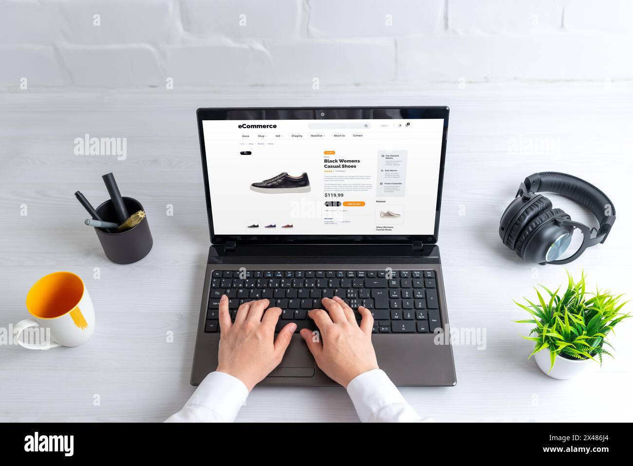 Donna acquista scarpe casual da donna nere online dal sito di e-commerce. Approfitta dell'opzione di spedizione gratuita per acquistare scarpe comode ed eleganti Foto Stock