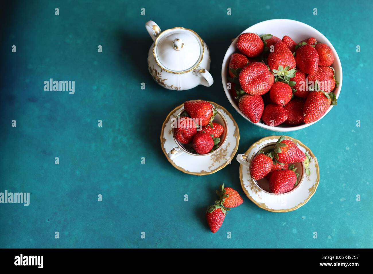 Foto di natura morta di bacche estive mature. Foto ravvicinata di fragole. Colori vivaci di frutta fresca biologica su un tavolo. Foto Stock