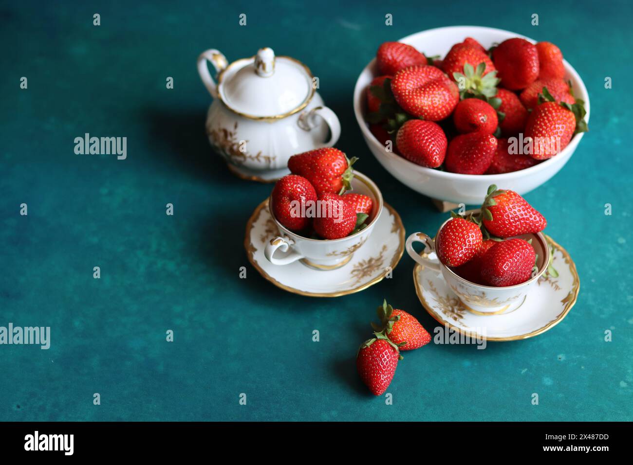 Tazza bianca in porcellana retrò su sfondo turchese con spazio per testo, vista dall'alto. Concetto di alimentazione sana. Natura morta con la stagione Foto Stock