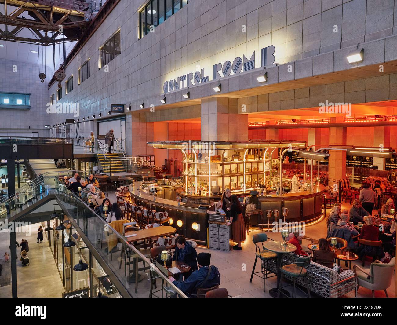 Il bar B della sala di controllo della centrale elettrica di Battersea, Nine Elms, Battersea, Londra Inghilterra Regno Unito Foto Stock