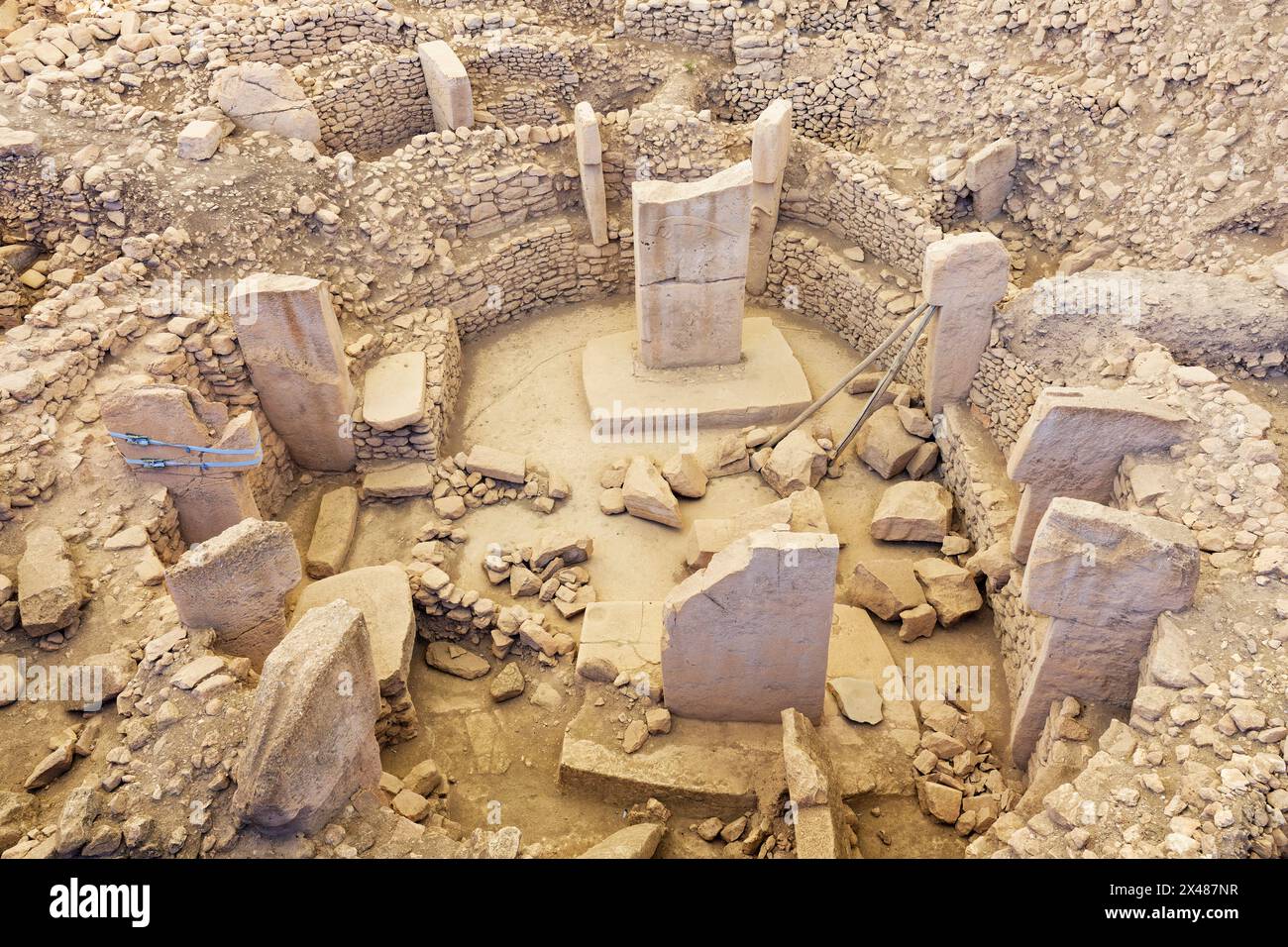 Gobekli Tepe sito archeologico neolitico risalente al 10 millennio a.C., grandi strutture circolari con massicce colonne di pietra, Potbelly Hill, Sanliurf Foto Stock