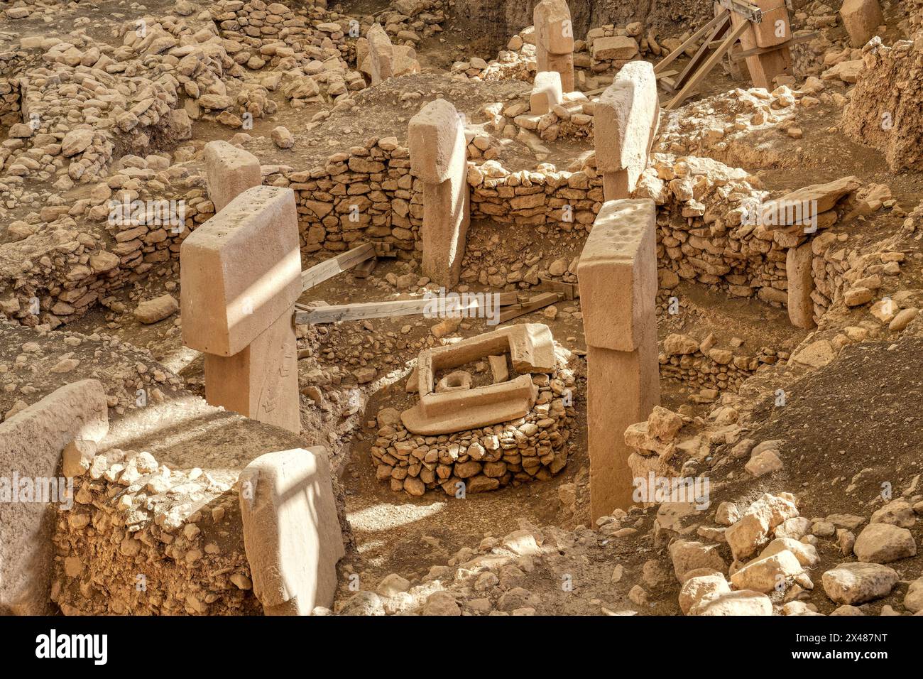 Gobekli Tepe sito archeologico neolitico risalente al 10 millennio a.C., grandi strutture circolari con massicce colonne di pietra, Potbelly Hill, Sanliurf Foto Stock