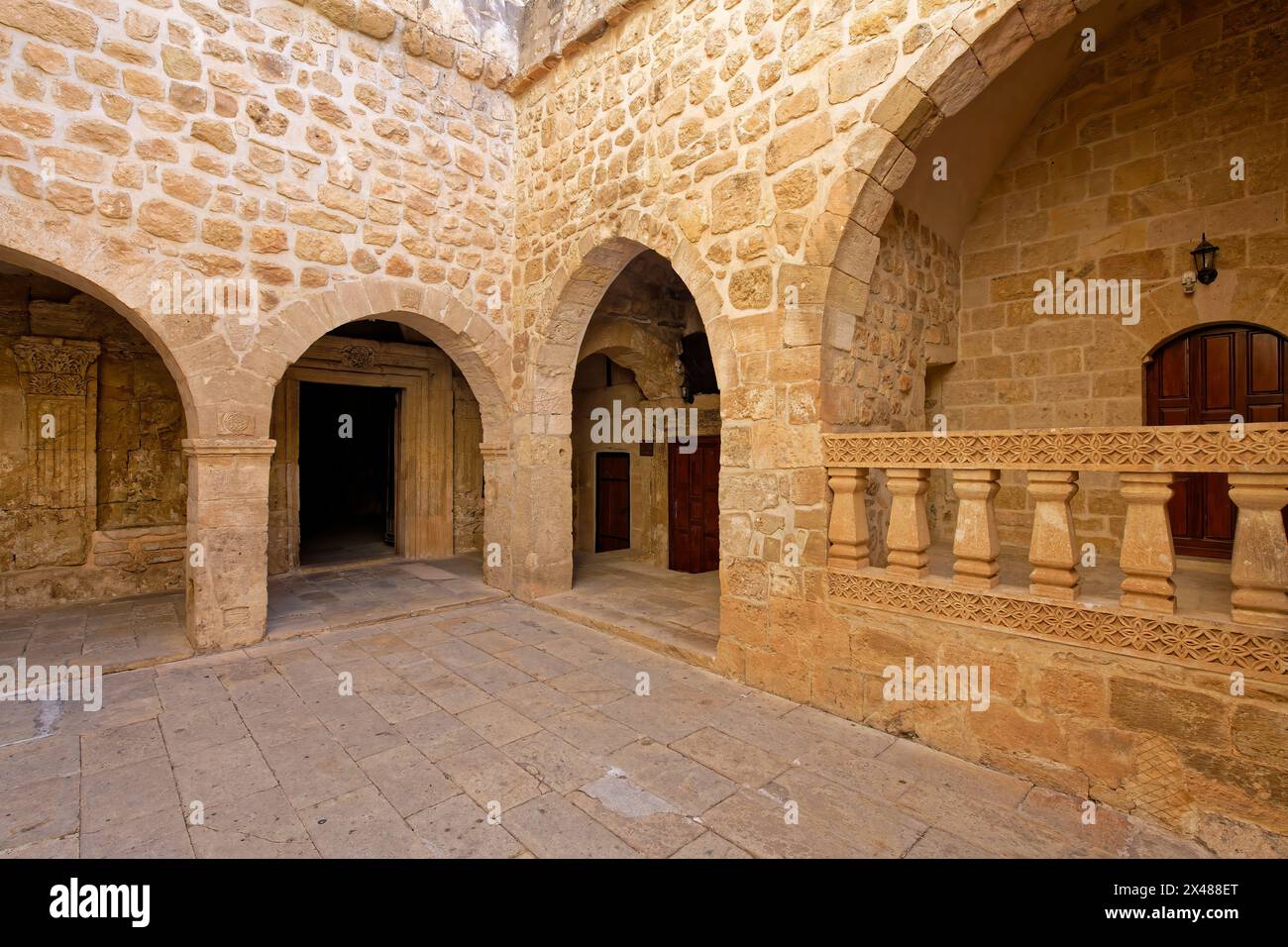 Monastero di Sant'Anania noto come Deyrulzafaran o Monastero dello zafferano, cortile, Mardin, Turchia Foto Stock