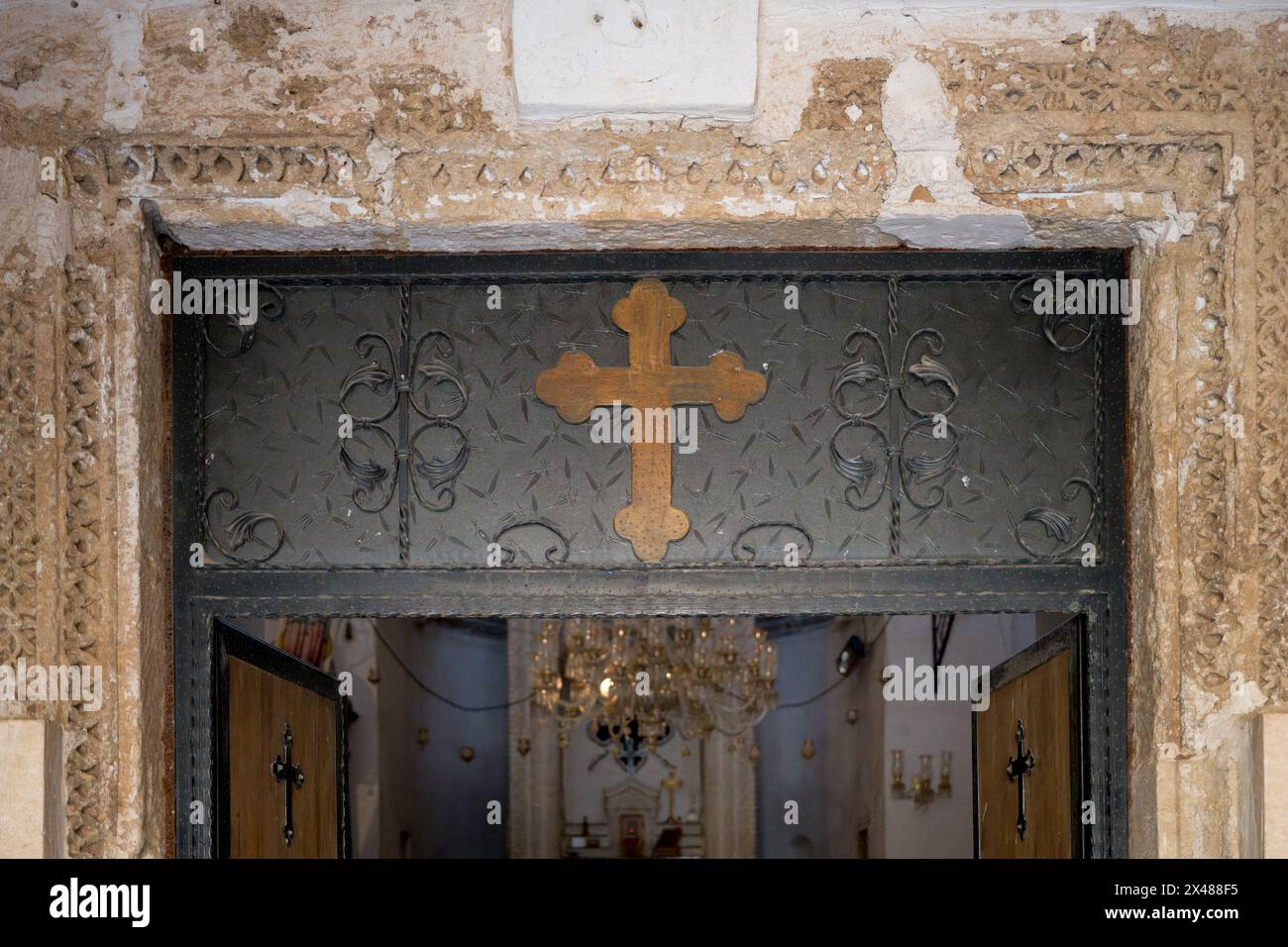 Monastero di Sant'Anania noto come Deyrulzafaran o Monastero dello zafferano, croce sopra la porta della Chiesa, Mardin, Turchia Foto Stock