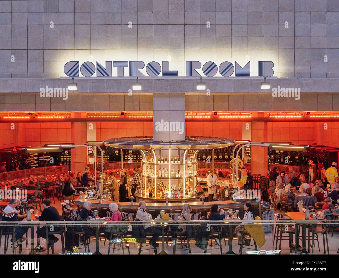 Il bar B della sala di controllo della centrale elettrica di Battersea, Nine Elms, Battersea, Londra Inghilterra Regno Unito Foto Stock