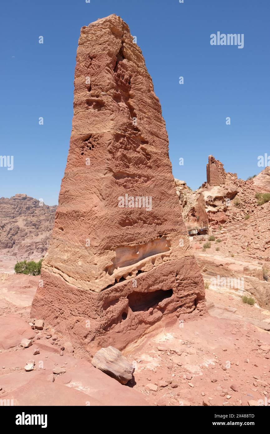 Gli antichi obelischi di Petra Jordan (circa 6 m) scolpiti in arenaria dall'Impero Nabateo in alto vicino all'alto luogo del sacrificio - foto agosto 2023 Foto Stock