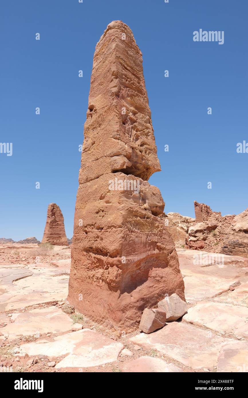 Gli antichi obelischi di Petra Jordan (circa 6 m) scolpiti in arenaria dall'Impero Nabateo in alto vicino all'alto luogo del sacrificio - foto agosto 2023 Foto Stock