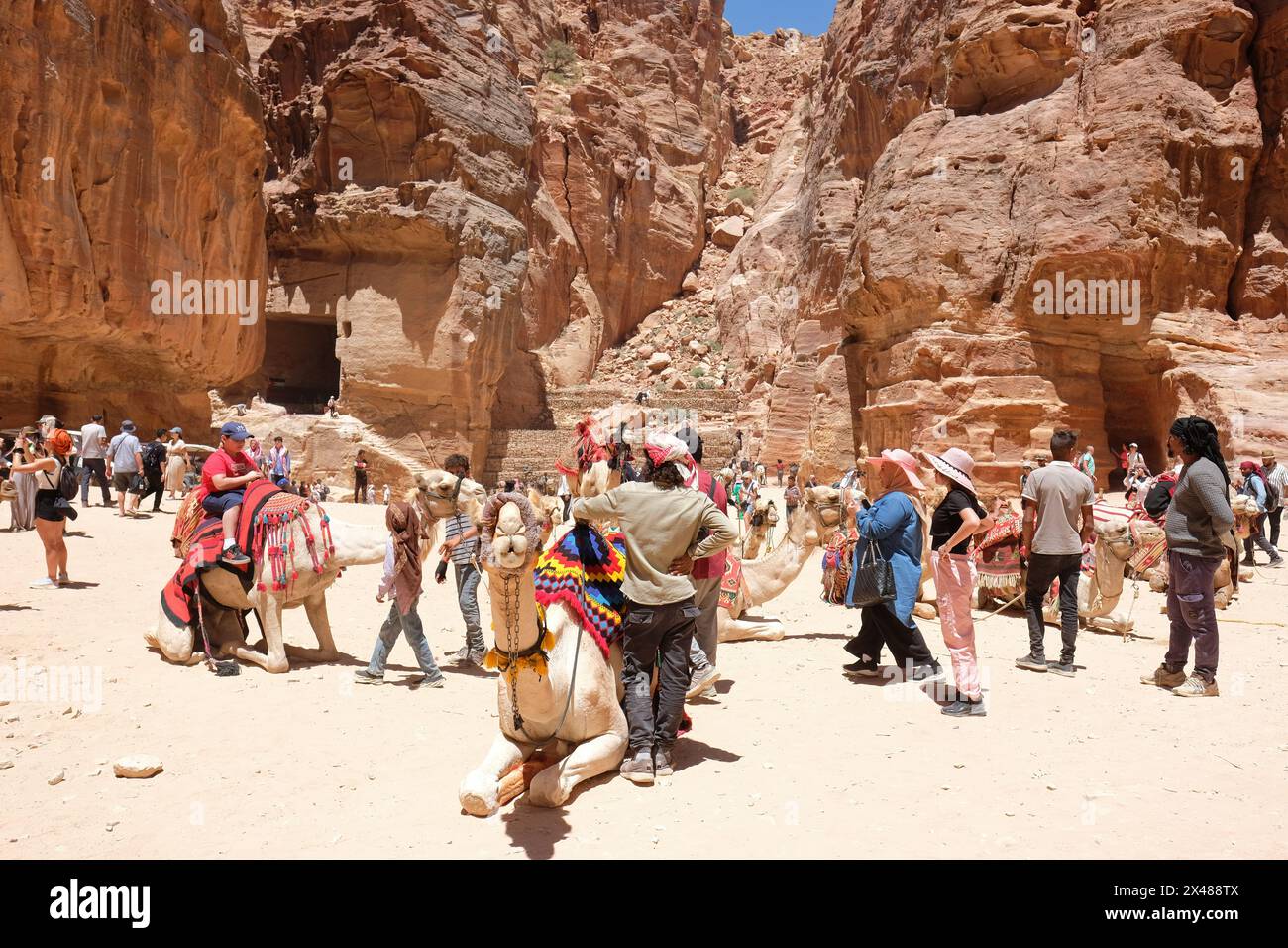 Petra Jordan è una città molto frequentata da turisti e proprietari di cammelli beduini nell'agosto 2023 Foto Stock