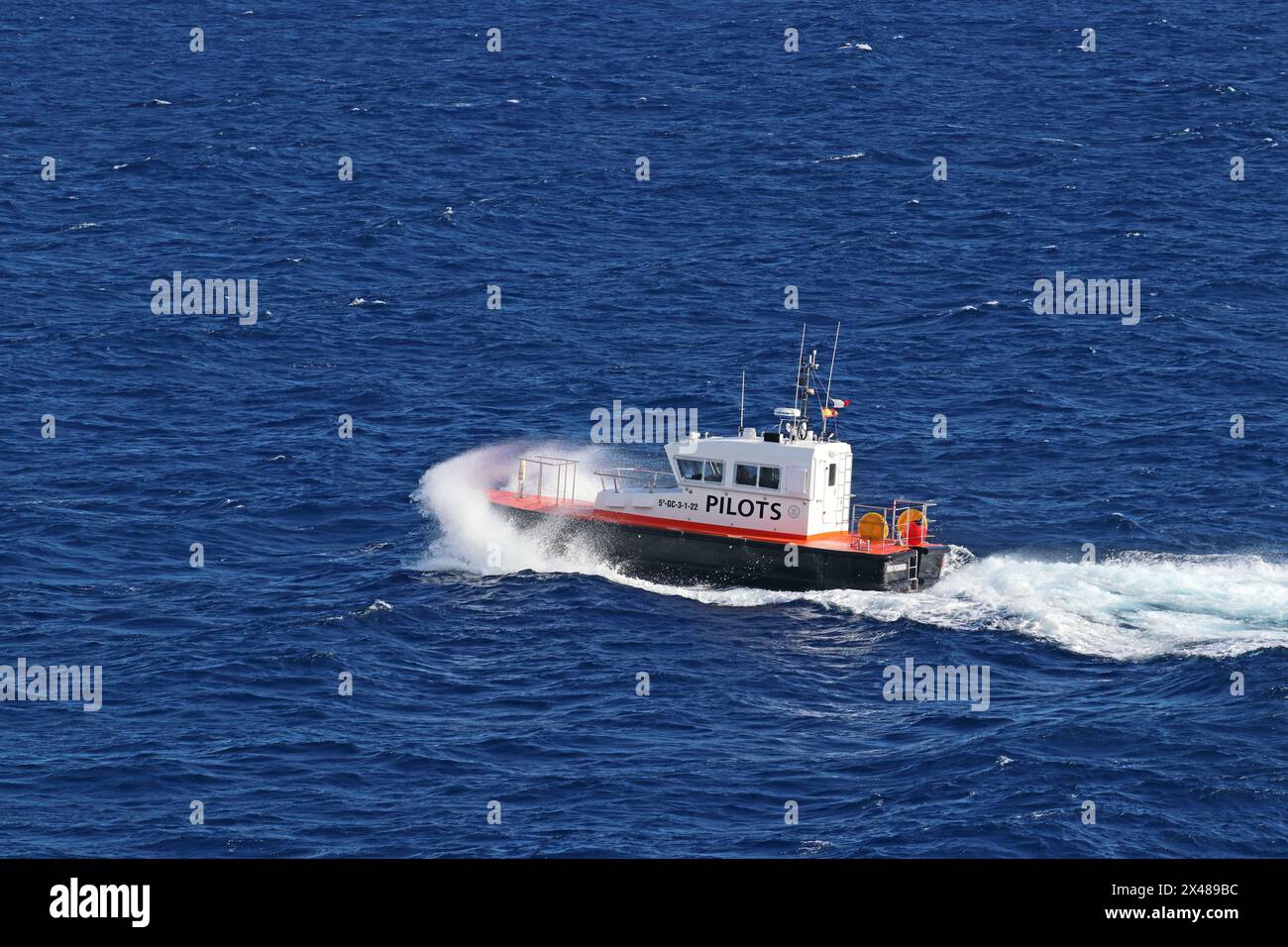 Il pilota spagnolo 5a-GC-3-1-22 lascia il porto per assistere le grandi navi che entrano ad Arricife, Lanzarote Foto Stock