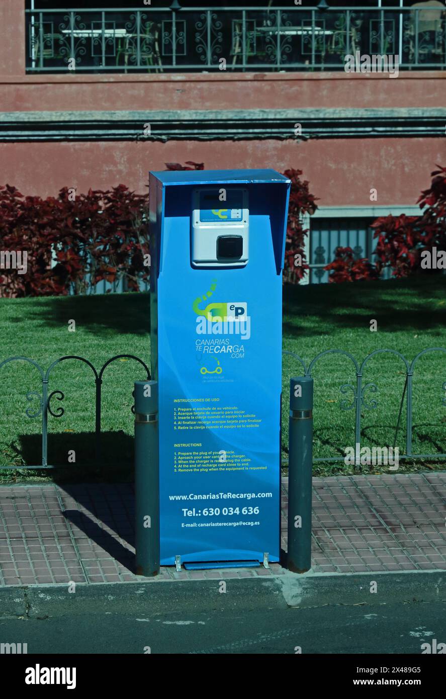 Punto di ricarica per veicoli elettrici a bordo strada, Tenerife Foto Stock