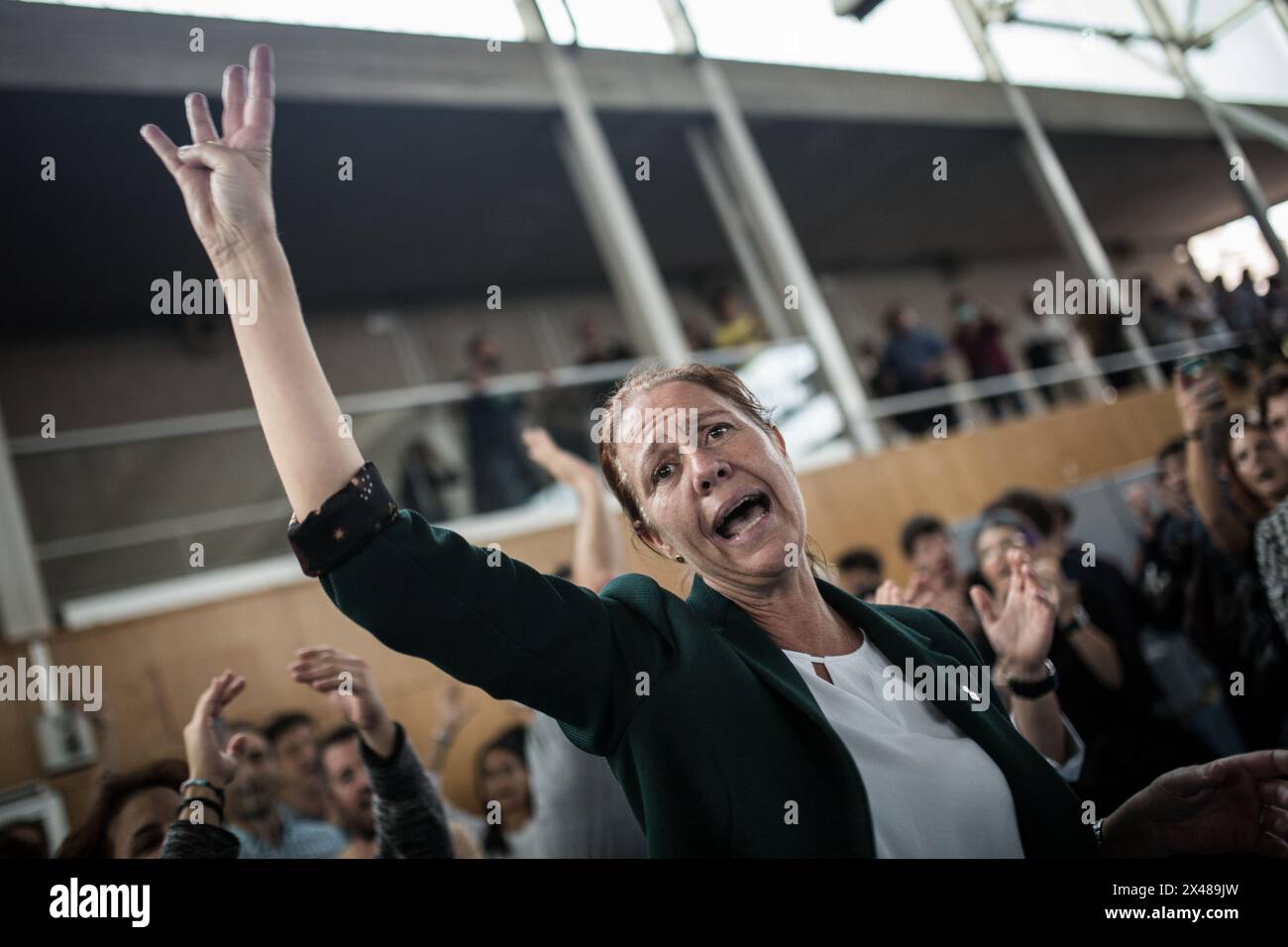 L'ex sindaco di Girona, Marta Madrenas, ha manifestato il proprio sostegno in uno dei seggi elettorali durante il referendum del 1° ottobre a Girona. Foto Stock